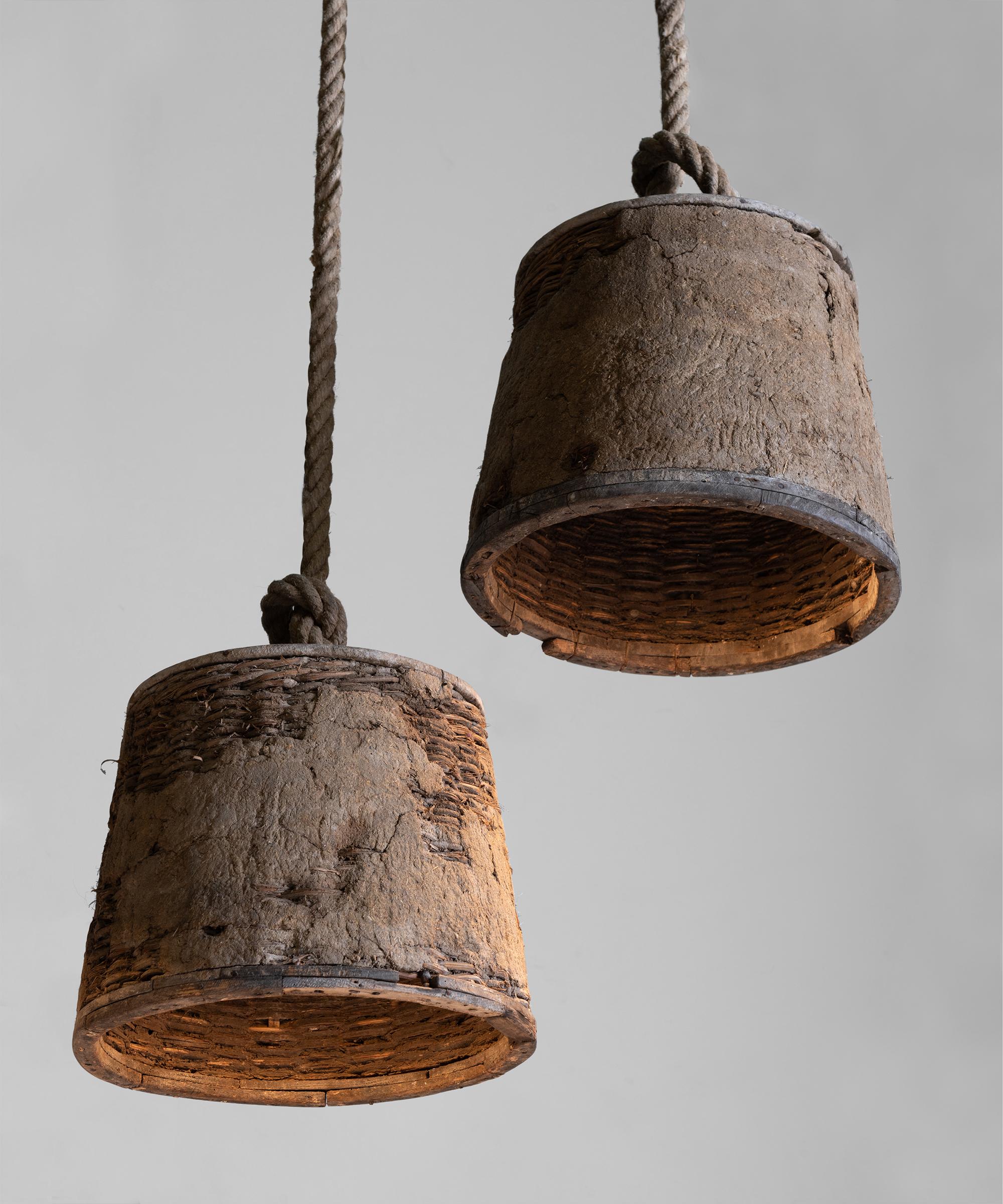 Weathered wood and basket shade, with thick rope.




Measures: 16.85” diameter x 13.25” height (96” Rope).
  