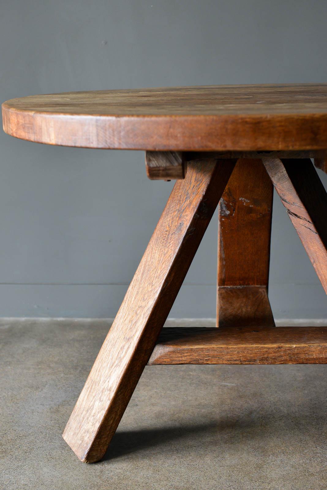 Primitive round dining or center table. Works with farmhouse, craftsman or rustic modern decor, very desirable three leg star base. Heavy solid wood construction. Original unaltered condition with great character and lines.

Measures: 42.5