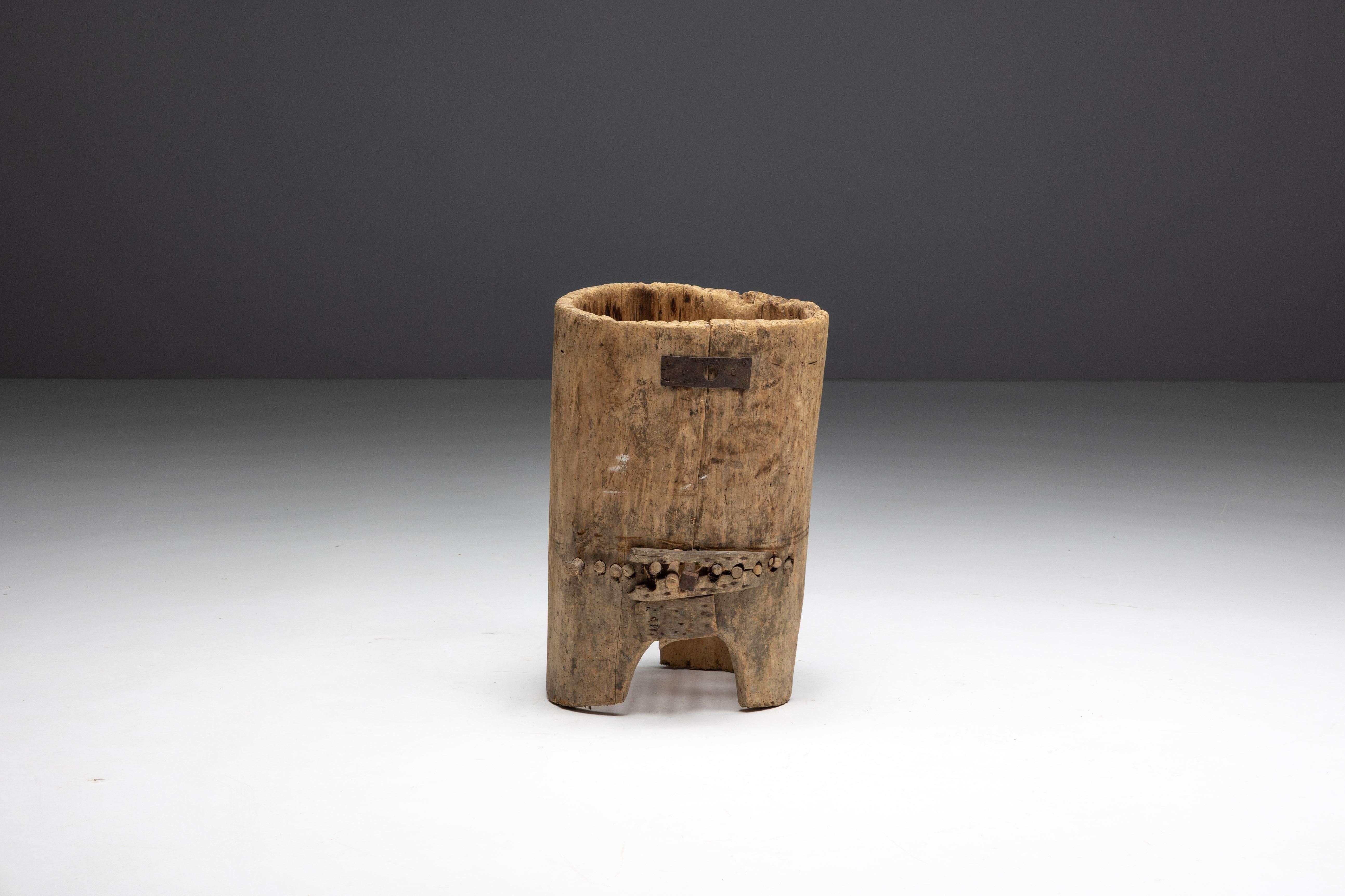 Cesto da bucato primitivo e rustico realizzato a mano nella Francia del XIX secolo, un pezzo decorativo accattivante in ogni casa o un vaso unico per le tue piante. La sua patina autentica e rovinata dalle intemperie racconta la sua ricca storia. 