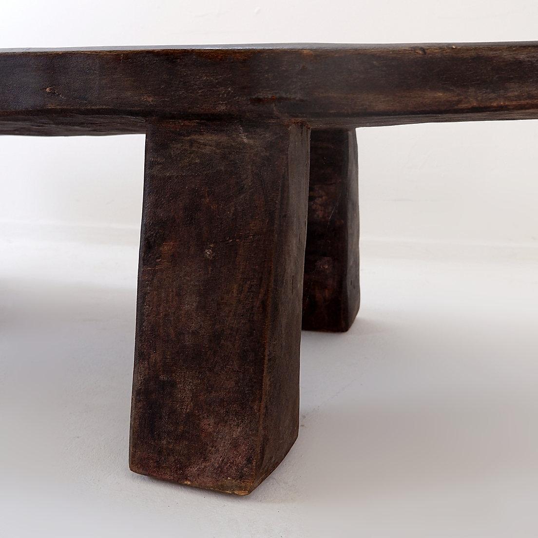 Banco - Vintage - Wabi Sabi - Mesa baja 
Esta pieza puede utilizarse tanto como asiento como mesa de centro
Medidas : 131x51cm H:32cm 
Peso : ~10kg