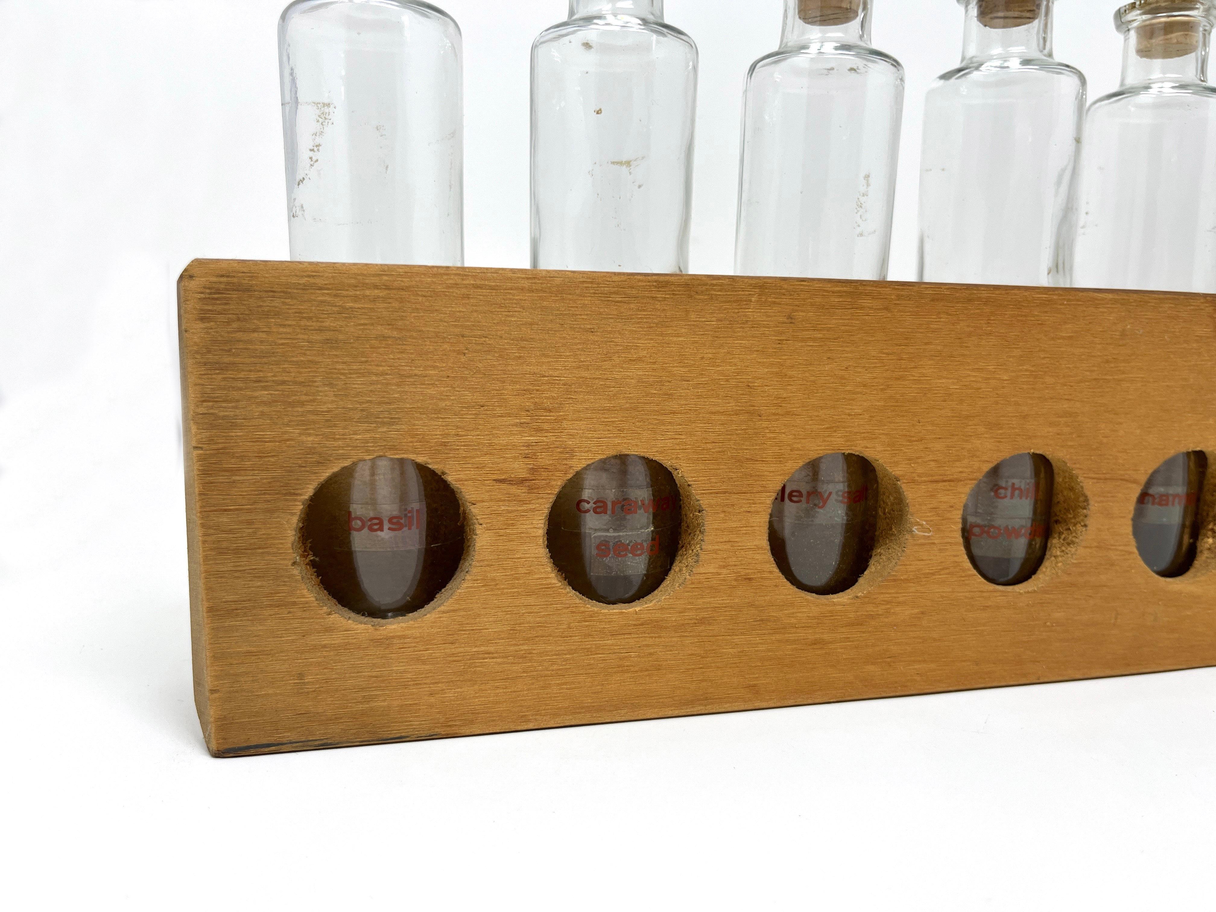 Primitive, rustikaler, handgefertigter, rustikaler Holz Spice Rack mit Glasflaschen, Wandhalterung (Rustikal) im Angebot