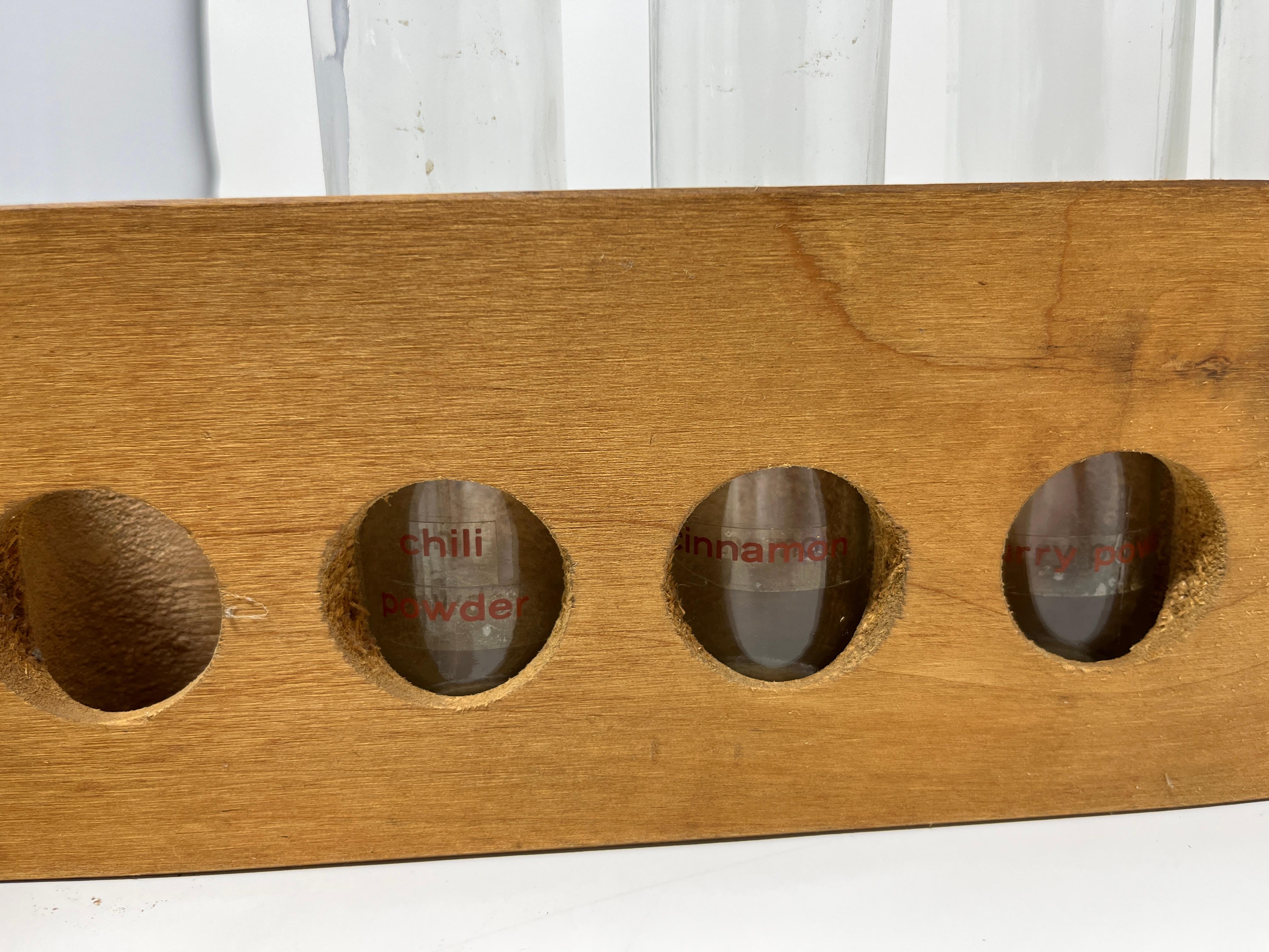 Primitive, rustikaler, handgefertigter, rustikaler Holz Spice Rack mit Glasflaschen, Wandhalterung (20. Jahrhundert) im Angebot