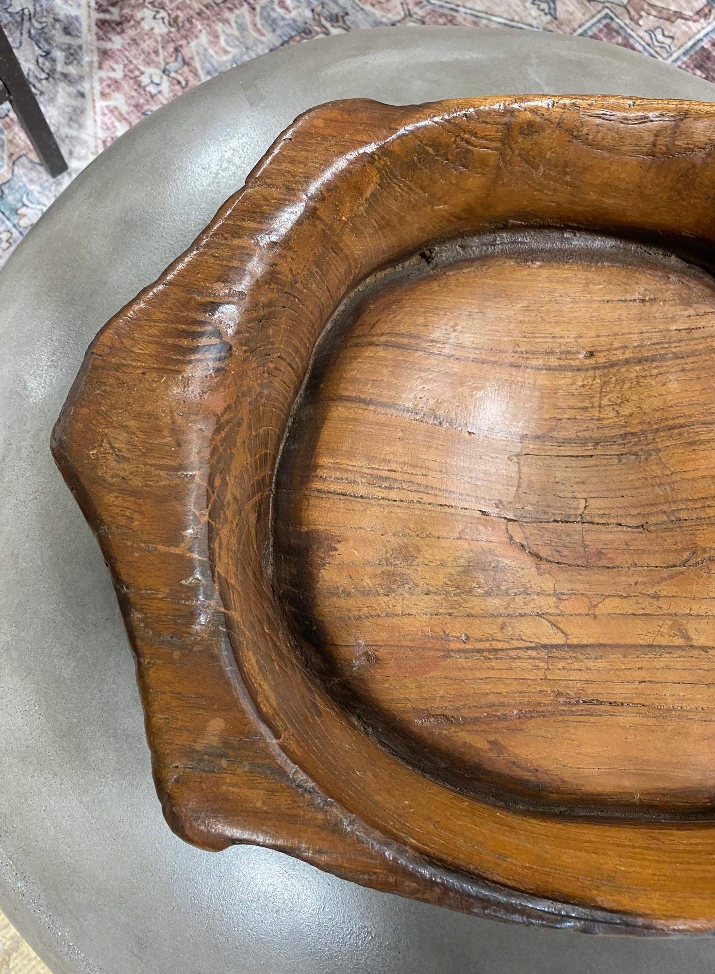 Grand bol rustique artisanal en bois naturel sculpté avec poignée, années 1800 Bon état - En vente à Studio City, CA