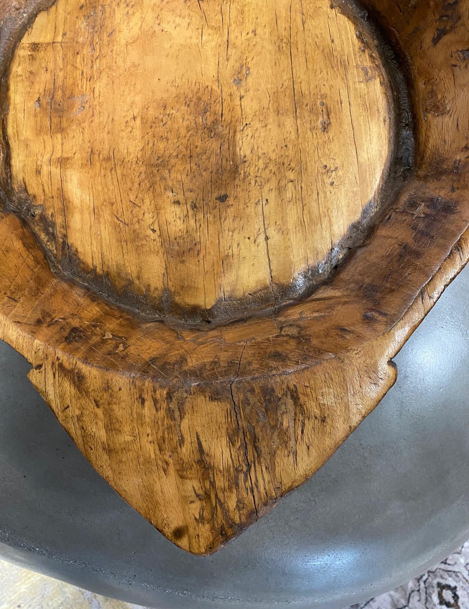 Rustikale rustikale große geschnitzte Servierschale aus Naturholz mit spitzen Griffen, 1800er Jahre im Angebot 7