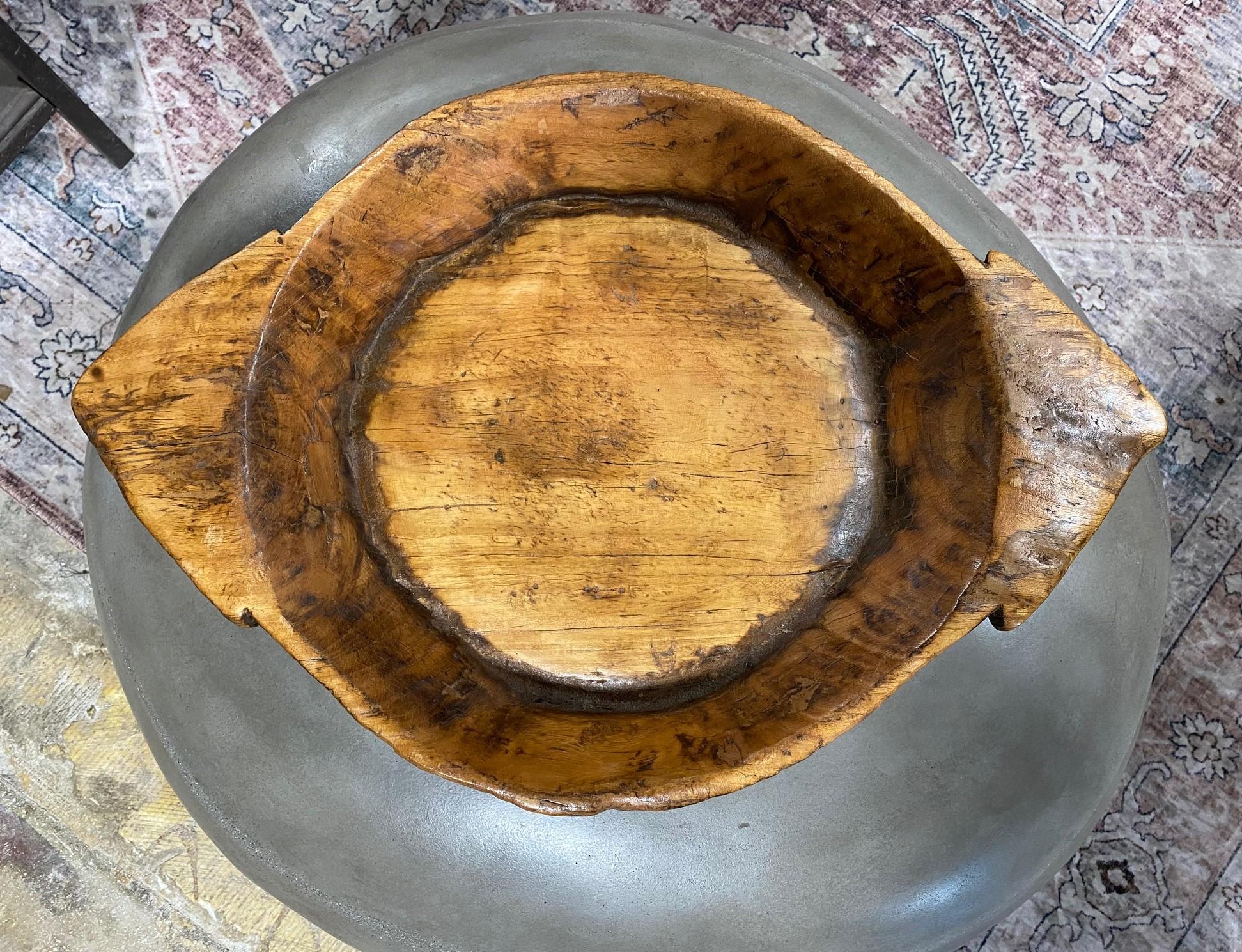 Rustic Large Natural Organic Wood Carved Serving Bowl Pointed Handles, 1800s In Good Condition For Sale In Studio City, CA