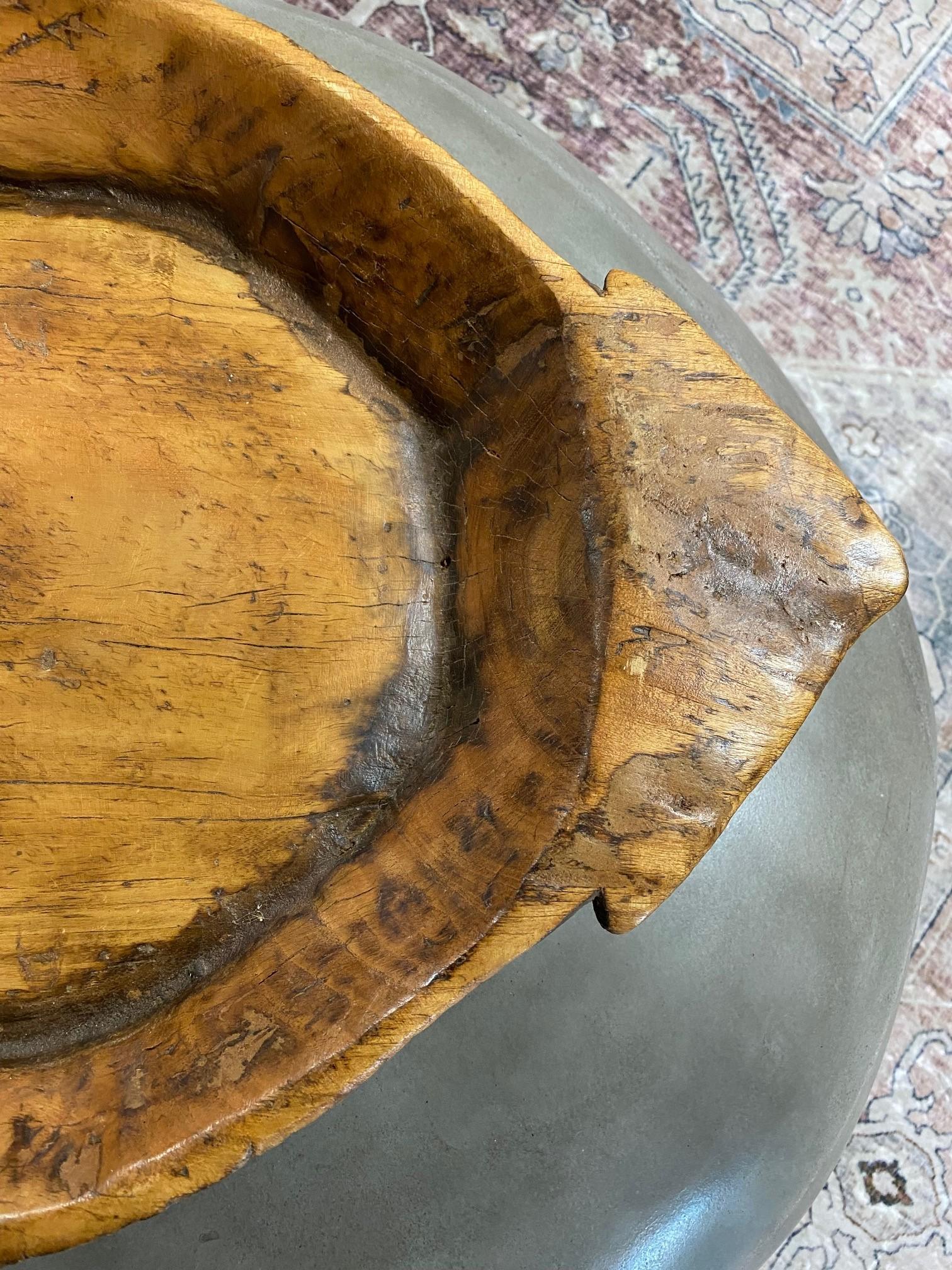 Bois Grand bol de service rustique en bois naturel sculpté avec poignées pointues, années 1800 en vente
