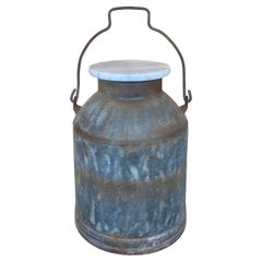 Pot à lait rustique et simple transformé en table à boisson avec plateau en marbre amovible, années 1940
