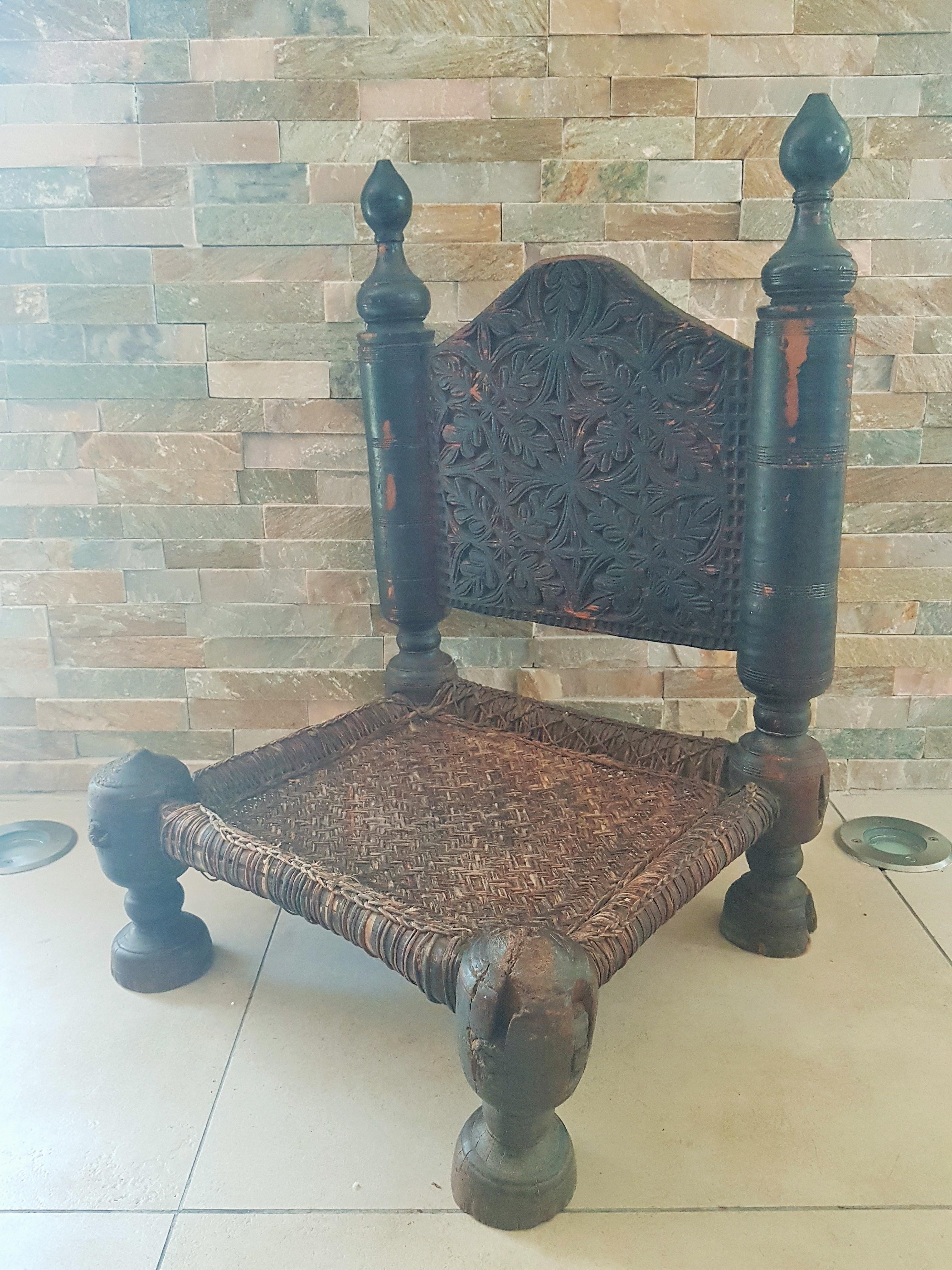 Une chaise basse rustique asiatique du 19ème siècle, probablement originaire de Birmanie.

dossier sculpté et assise tissée à la main présentant un bel aspect usé par le temps. toujours en état stable !

Un grand accent décoratif pour les