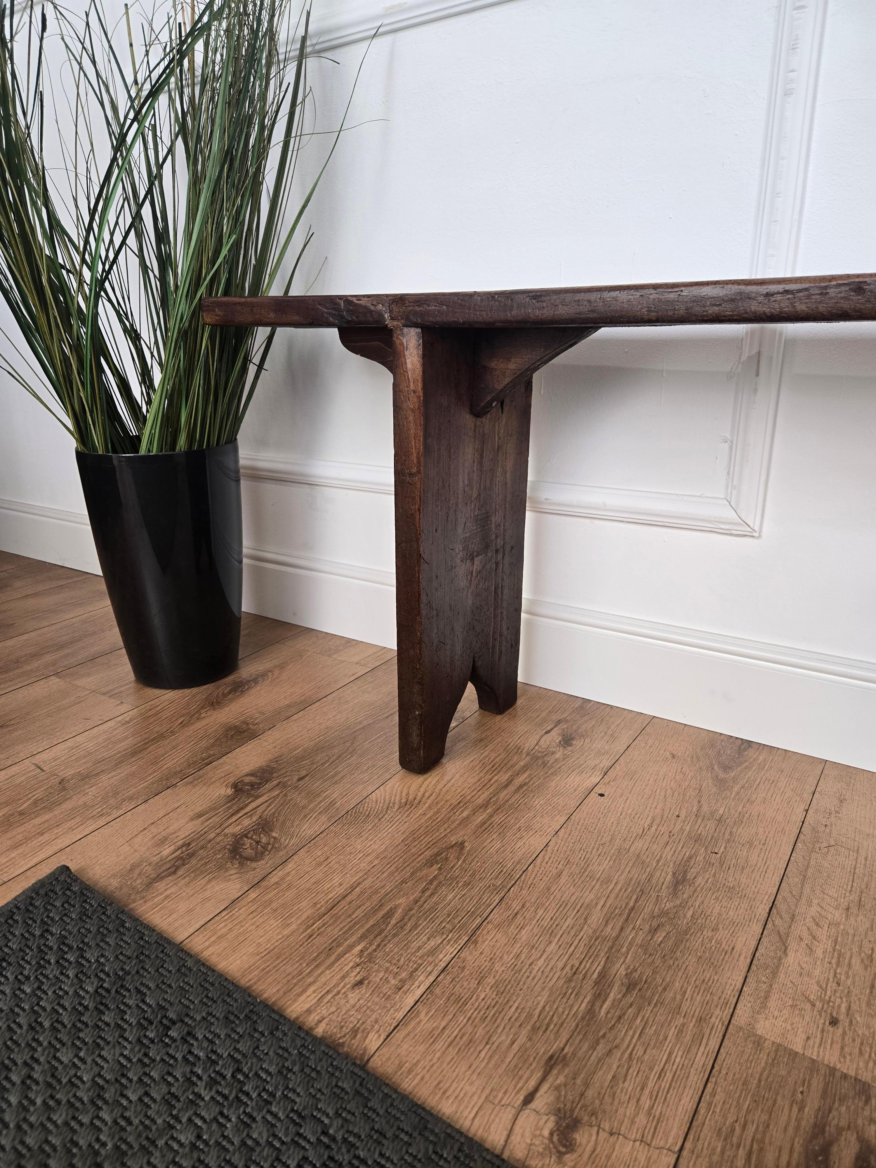 Tavolino da banco in legno antico italiano primitivo rustico minimalista in vendita 3
