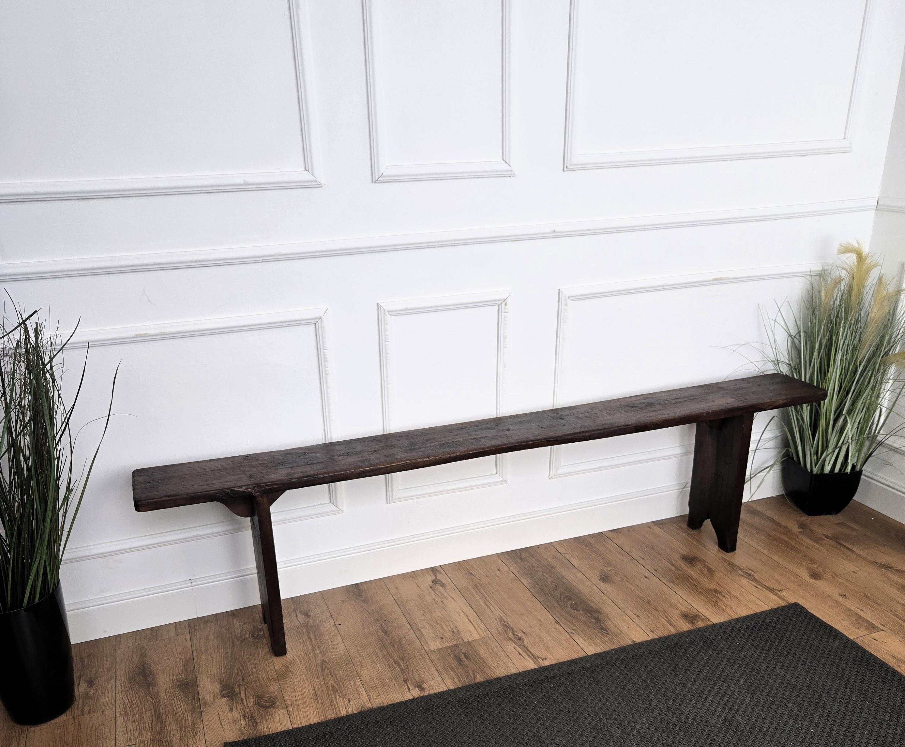 Bellissima panca rustica primitiva italiana in legno, con gambe a cavalletto in colore naturale originale invecchiato che conferisce una patina ricca e bella che la rende meravigliosa in ogni interno.

Costruzioni in legno massiccio, bellissime