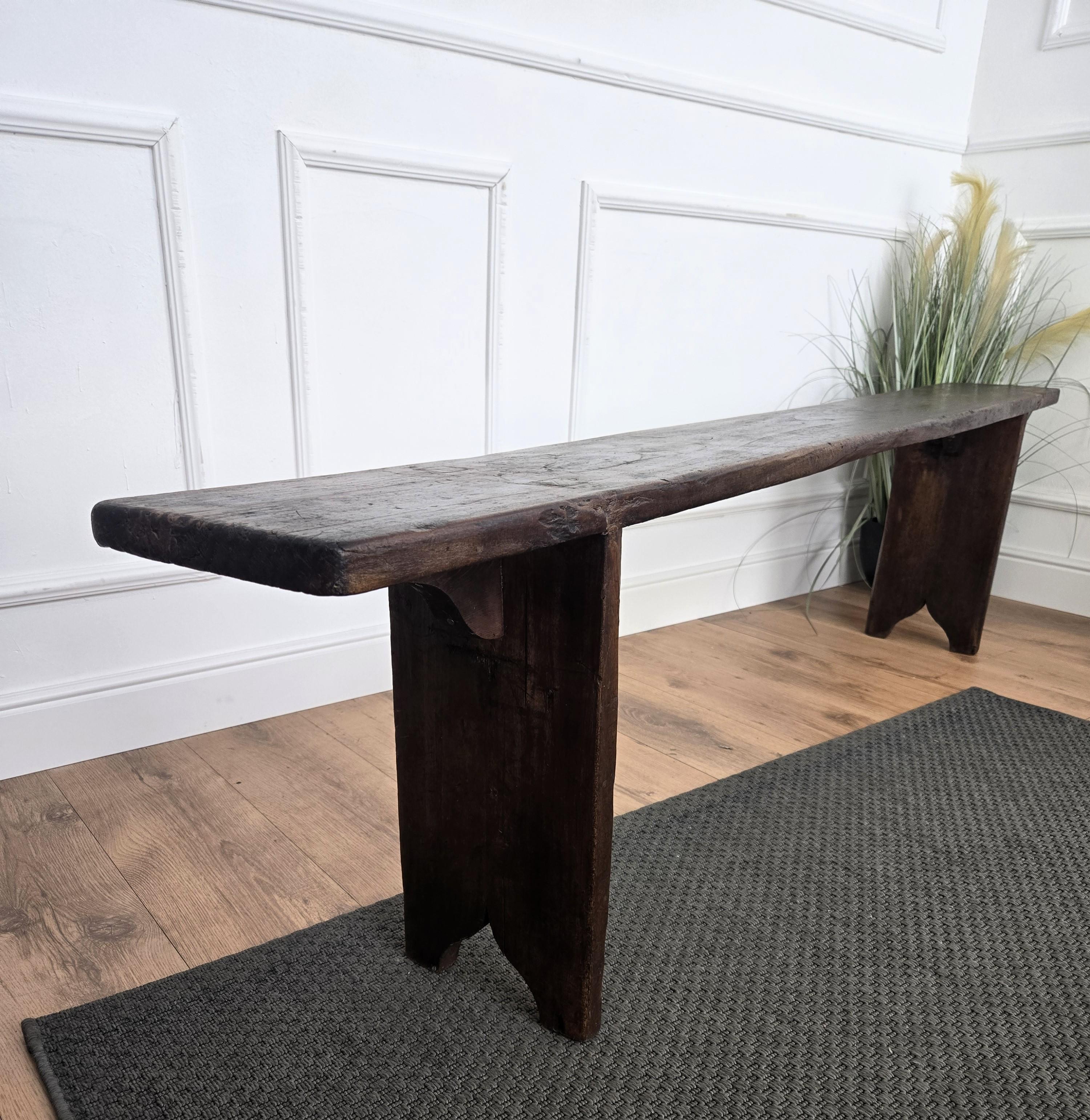 Italiano Tavolino da banco in legno antico italiano primitivo rustico minimalista in vendita