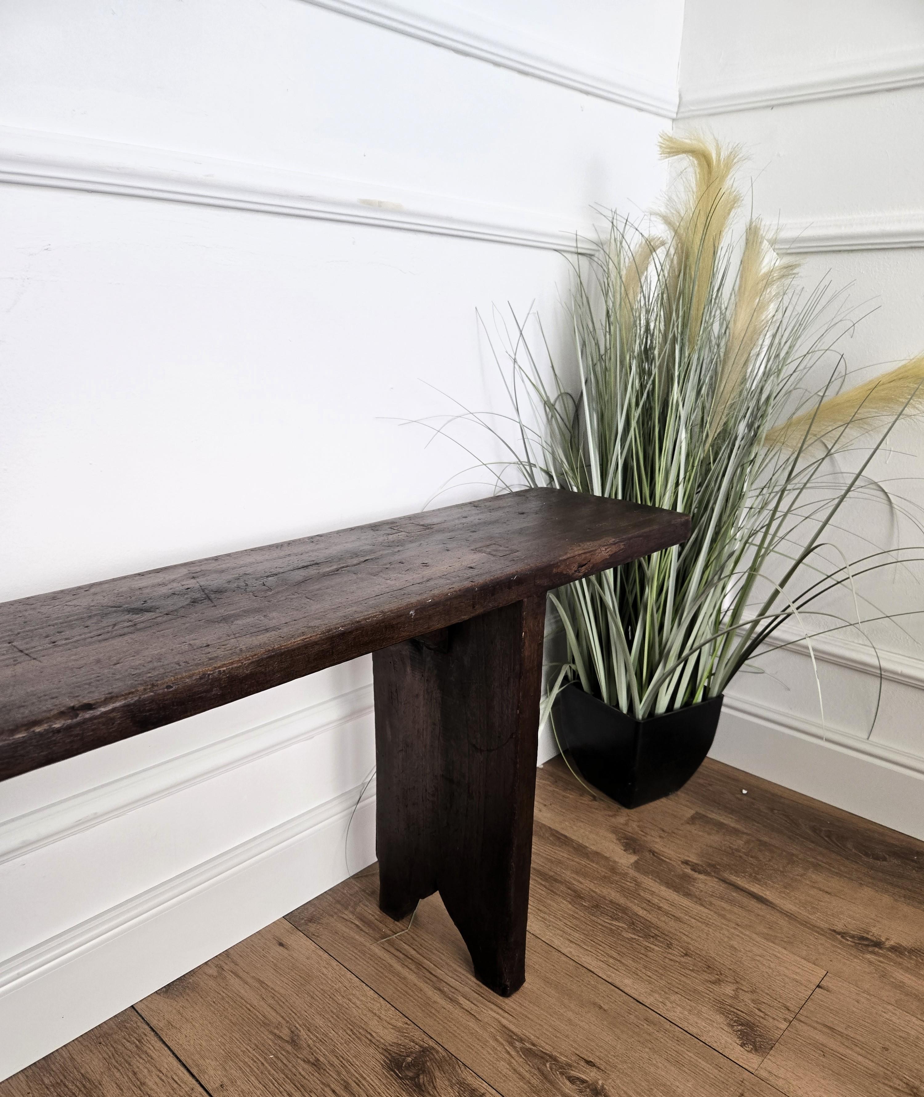 Tavolino da banco in legno antico italiano primitivo rustico minimalista In condizioni buone in vendita a Carimate, Como