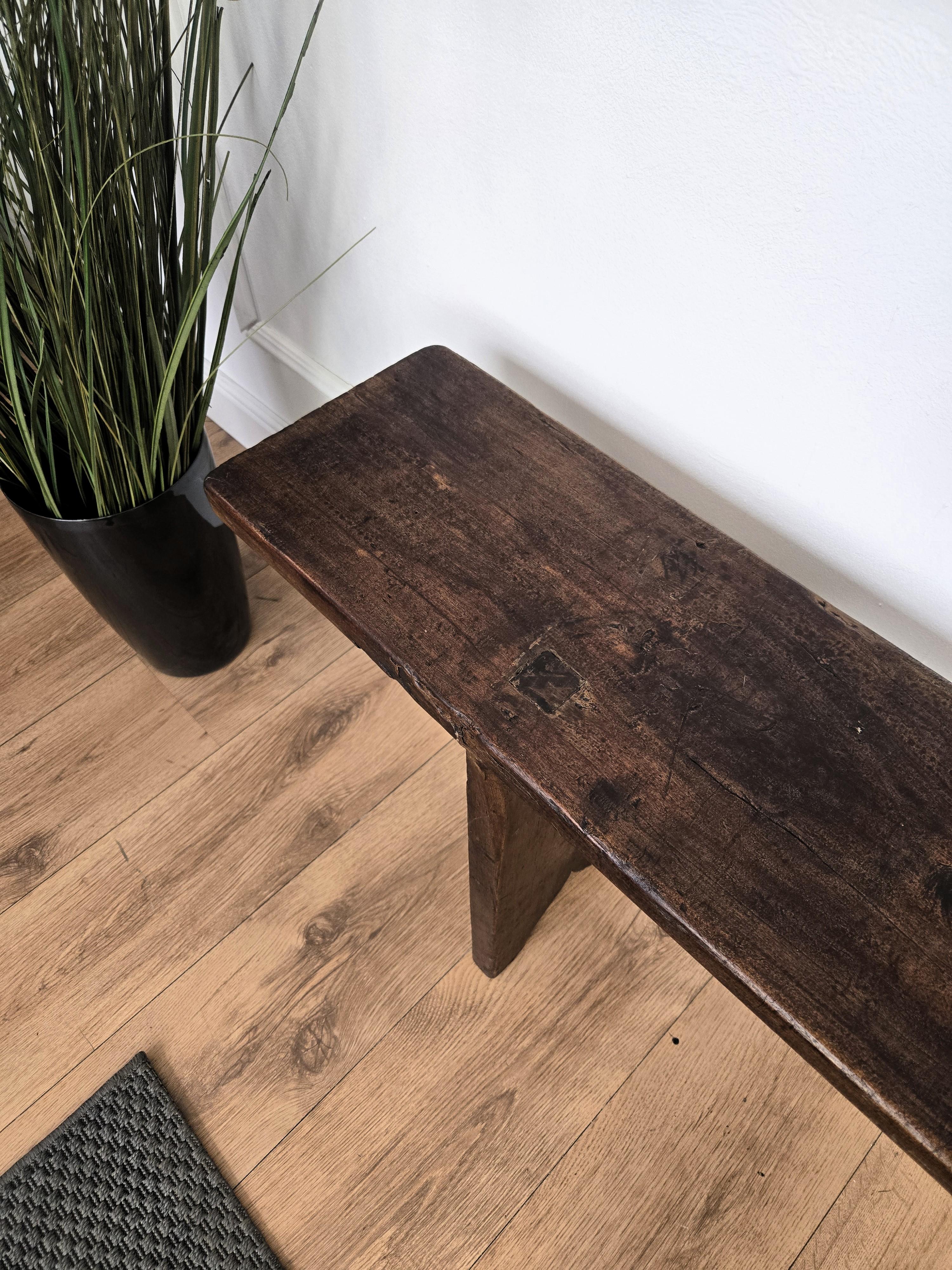 Tavolino da banco in legno antico italiano primitivo rustico minimalista in vendita 1