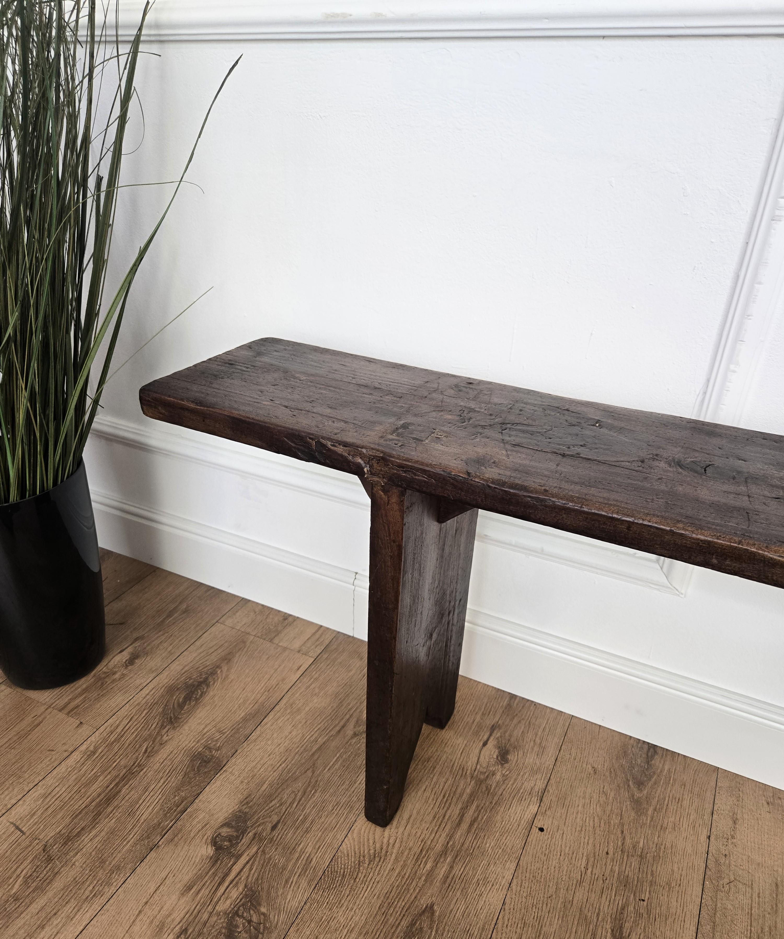 Tavolino da banco in legno antico italiano primitivo rustico minimalista in vendita 2