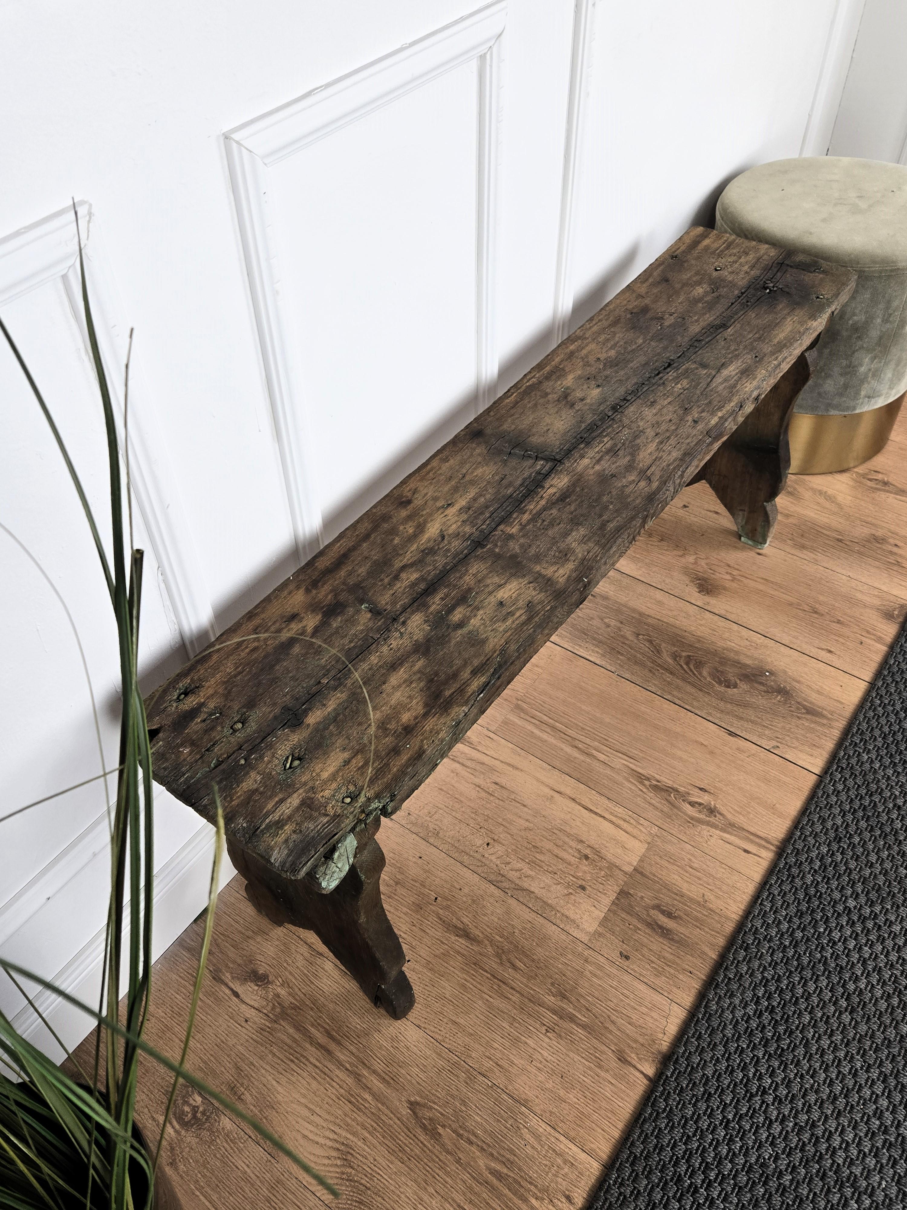 Construction en bois massif, beau grain de bois, finition vieillie, très bel objet ancien avec beaucoup de style et de forme. En couleur naturelle d'origine magnifiquement vieillie, il a quelques vieilles peintures vertes sur les pieds et le dessus.