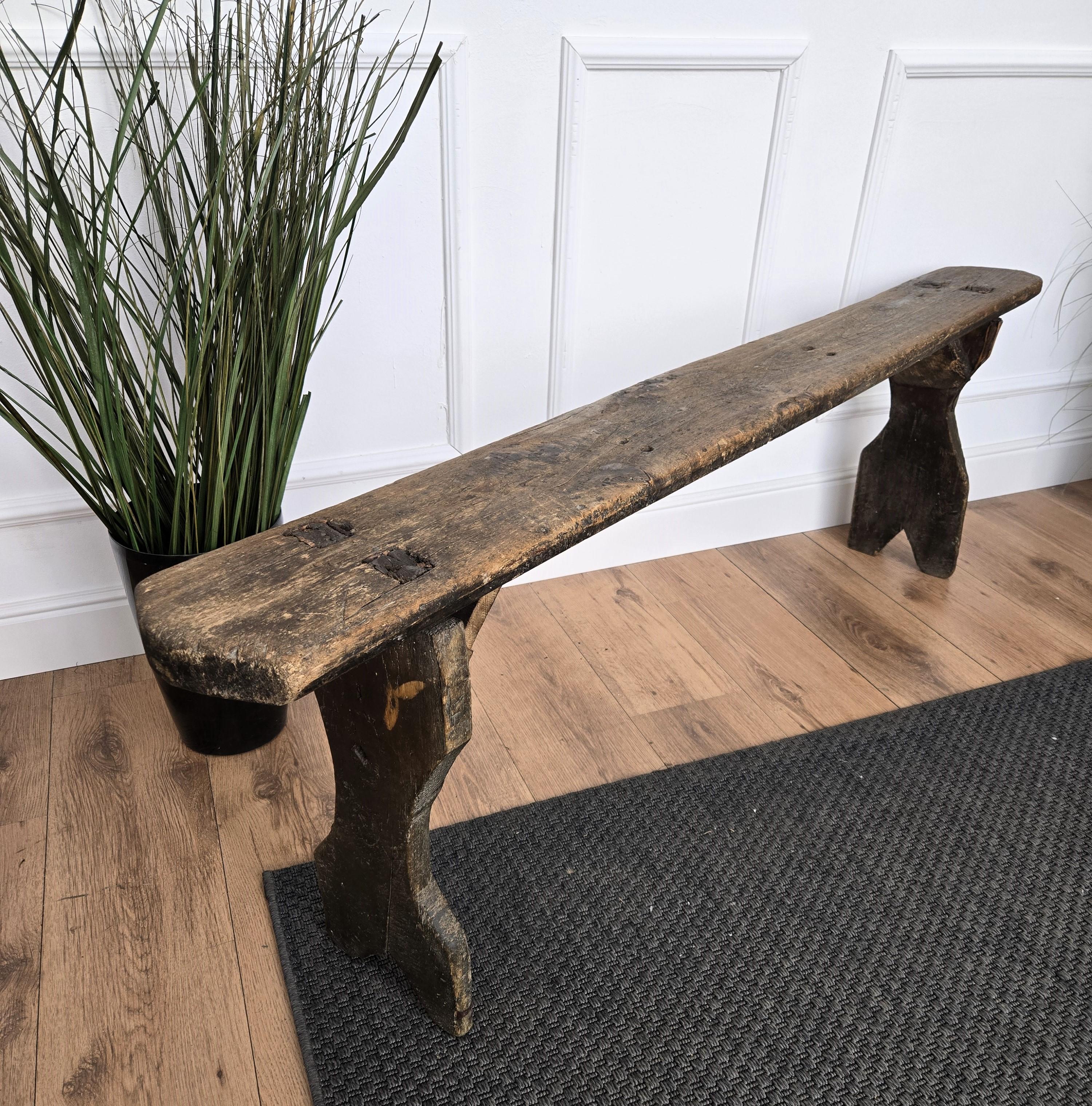 Construction en bois massif, beau grain de bois, finition vieillie, très bel objet ancien avec beaucoup de style et de forme. En couleur naturelle d'origine magnifiquement vieillie, il a quelques vieilles peintures vertes sur les pieds et le dessus.