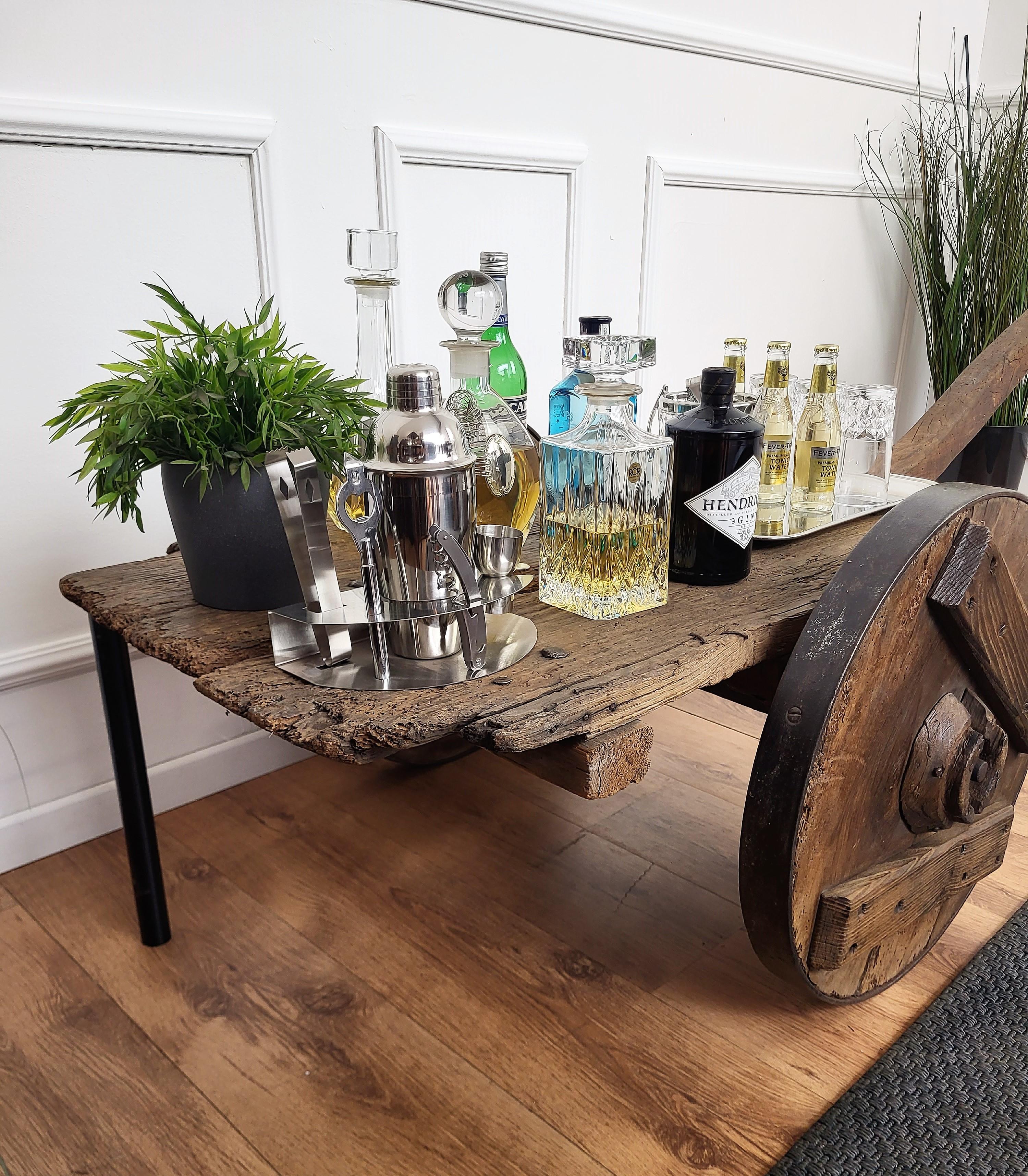 primitiver rustikaler minimalistischer italienischer Schmiedeeisen-Beistelltisch mit Holzwagen im Zustand „Relativ gut“ im Angebot in Carimate, Como