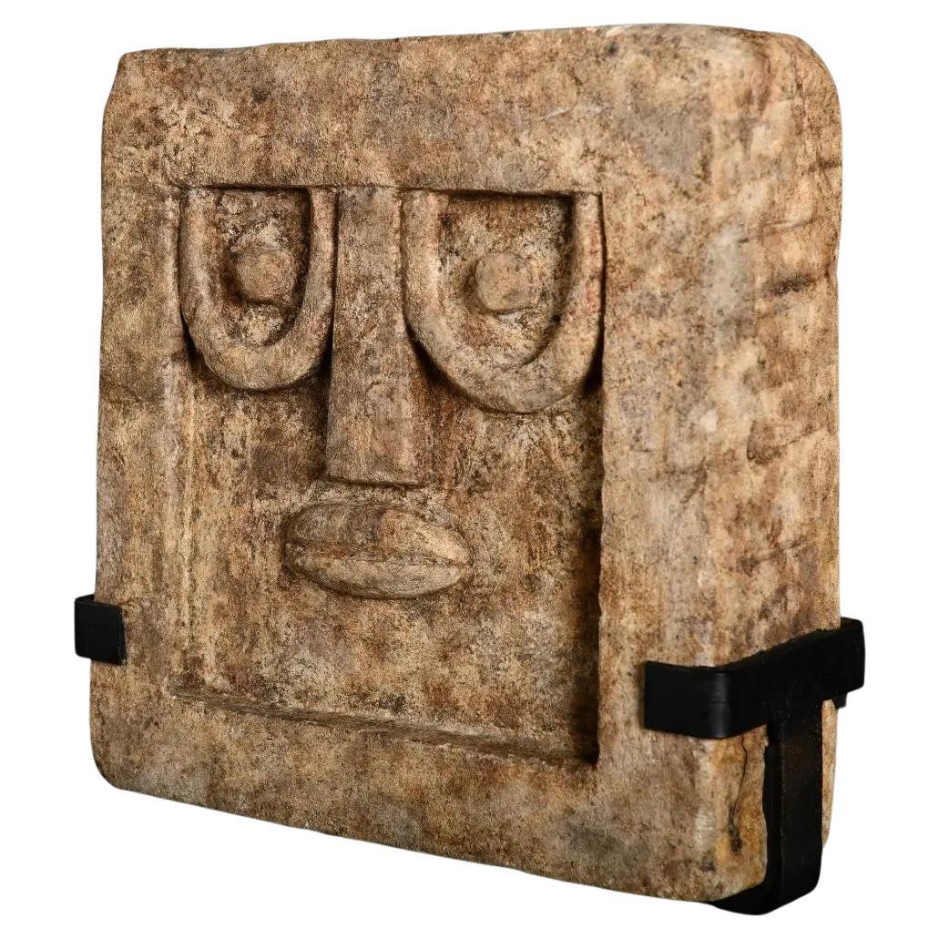 Das Modell Khôl ist eine handgeschnitzte Sandsteinstele, die von der alten südarabischen Ritualkunst inspiriert ist. Sie ist aus einem naturfarbenen Mineralstein gefertigt und lehnt sich an die vorislamischen Traditionen der Grabskulptur im
