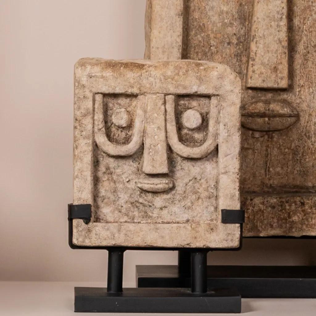 Primitive Sandsteinstele in Naturtönen - Model No. Khôl, südarabischer Stil (20. Jahrhundert) im Angebot