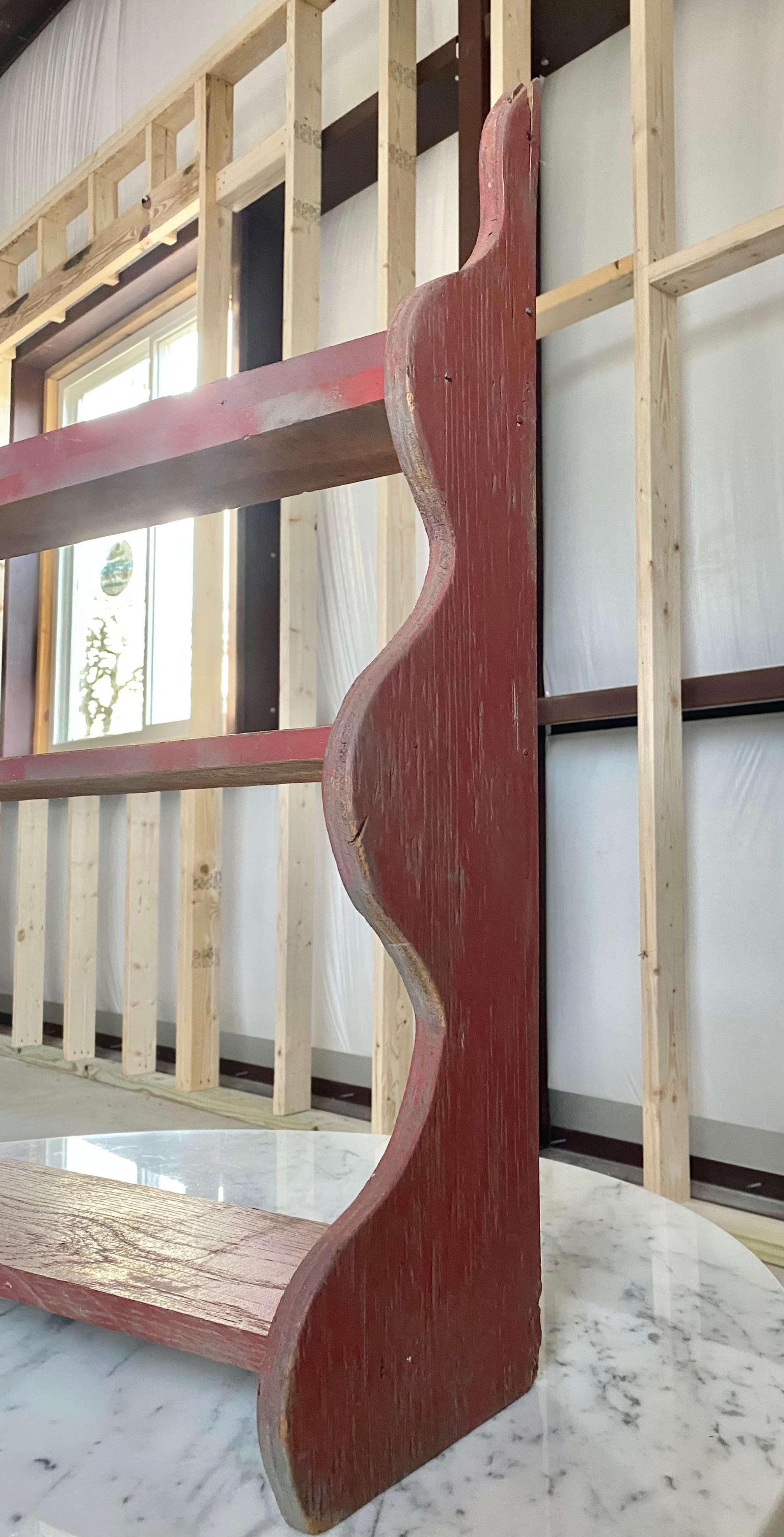 Estantería de pared escultórica primitiva con pintura roja Madera en venta
