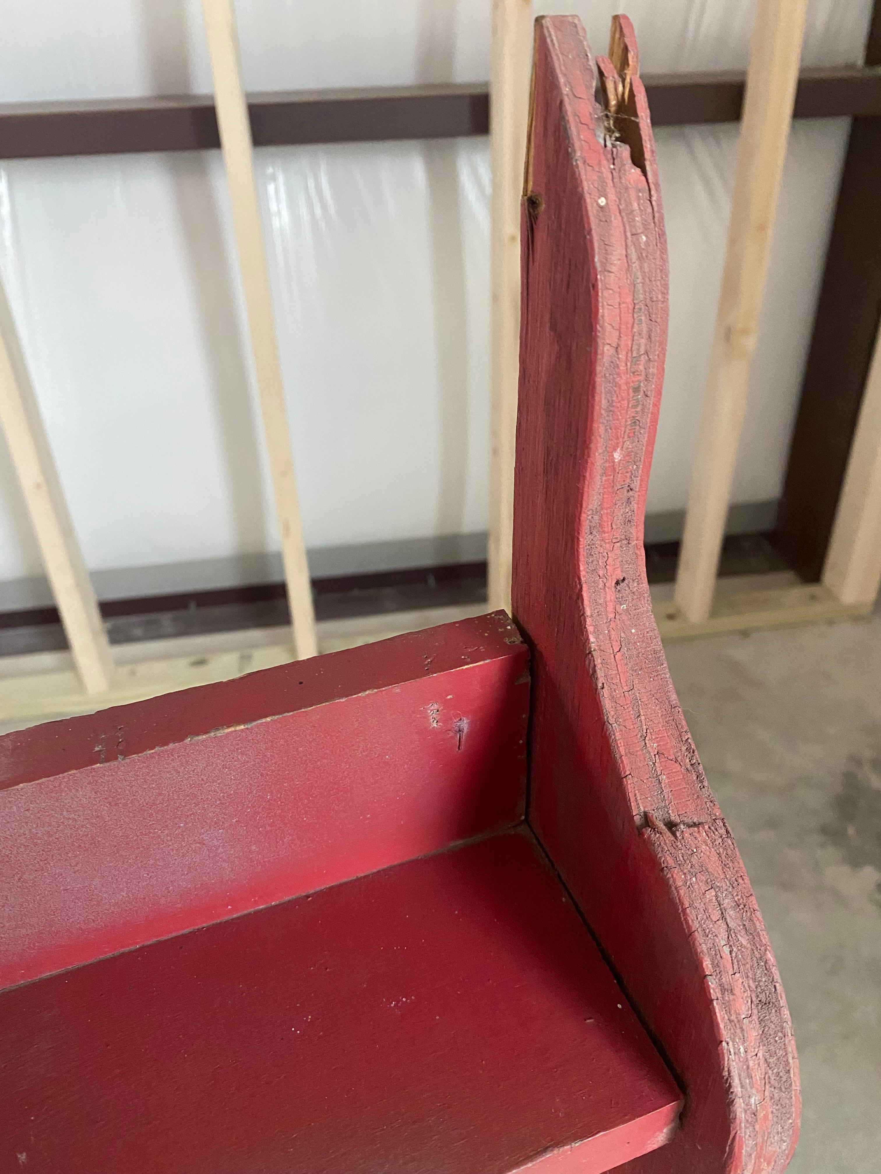 Estantería de pared escultórica primitiva con pintura roja en venta 1