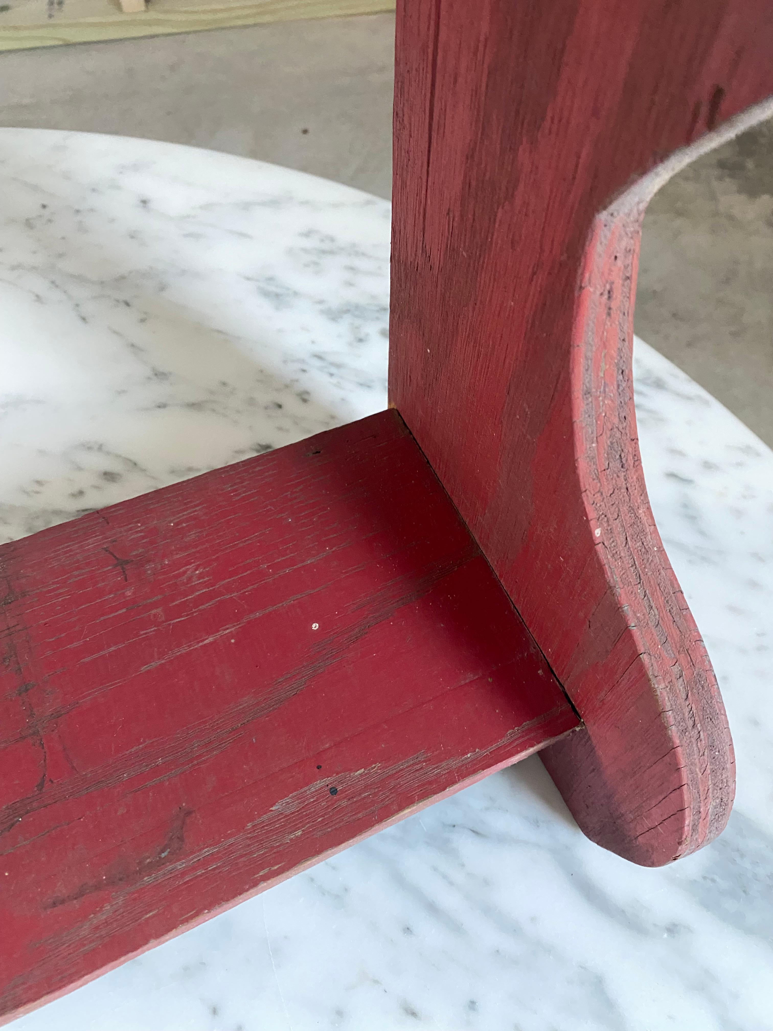 Estantería de pared escultórica primitiva con pintura roja en venta 2