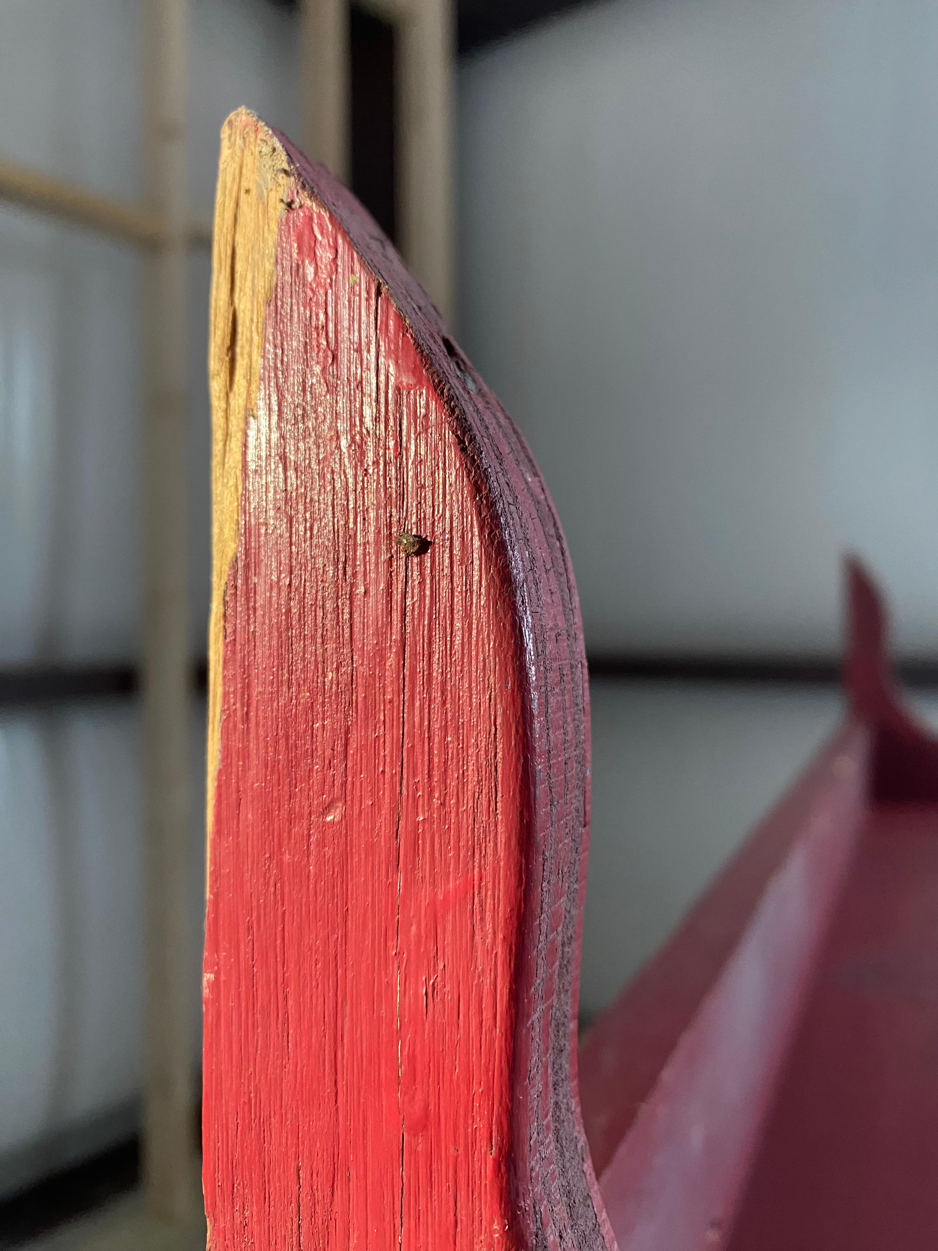 Estantería de pared escultórica primitiva con pintura roja en venta 3