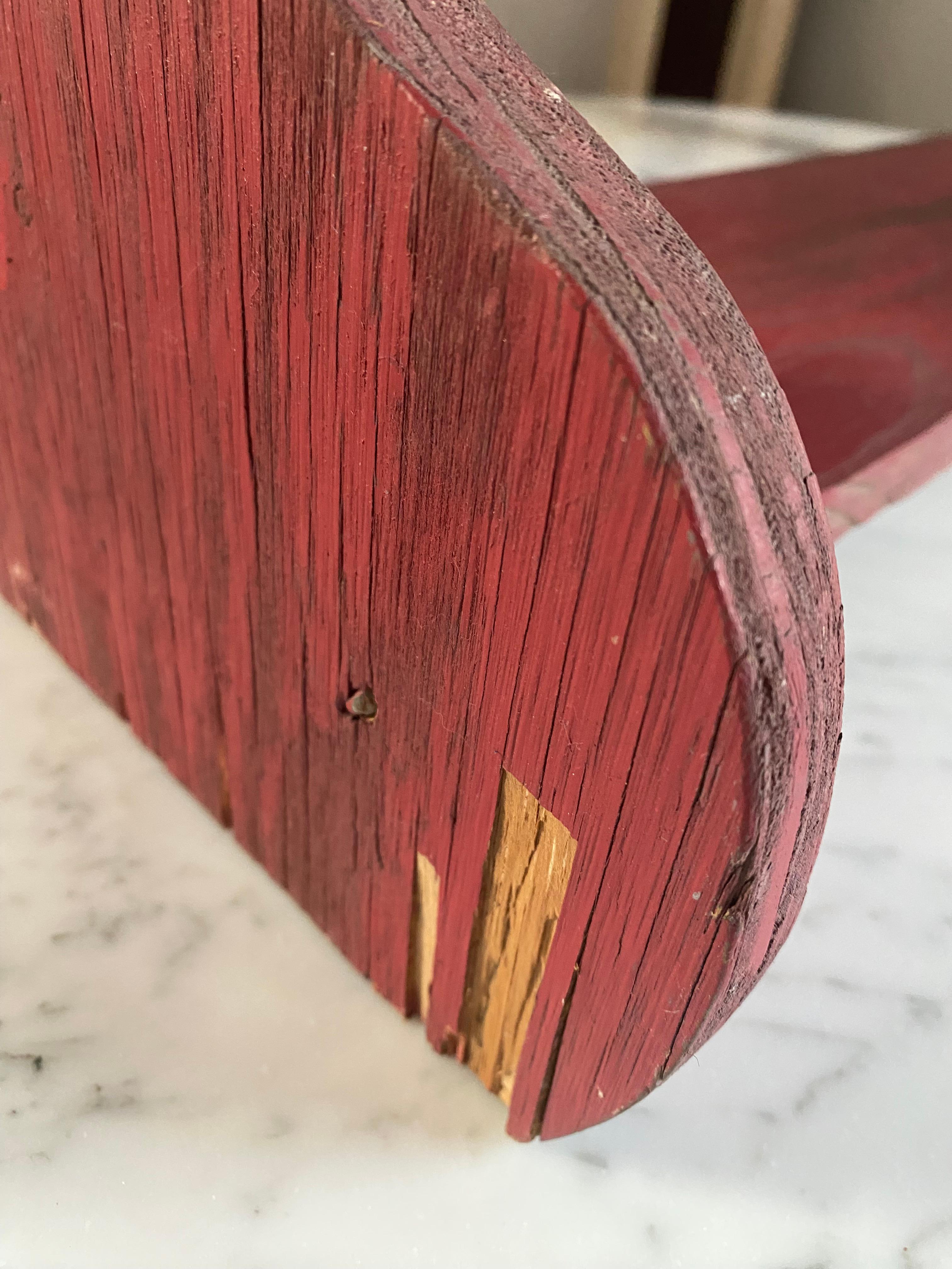 Estantería de pared escultórica primitiva con pintura roja en venta 4