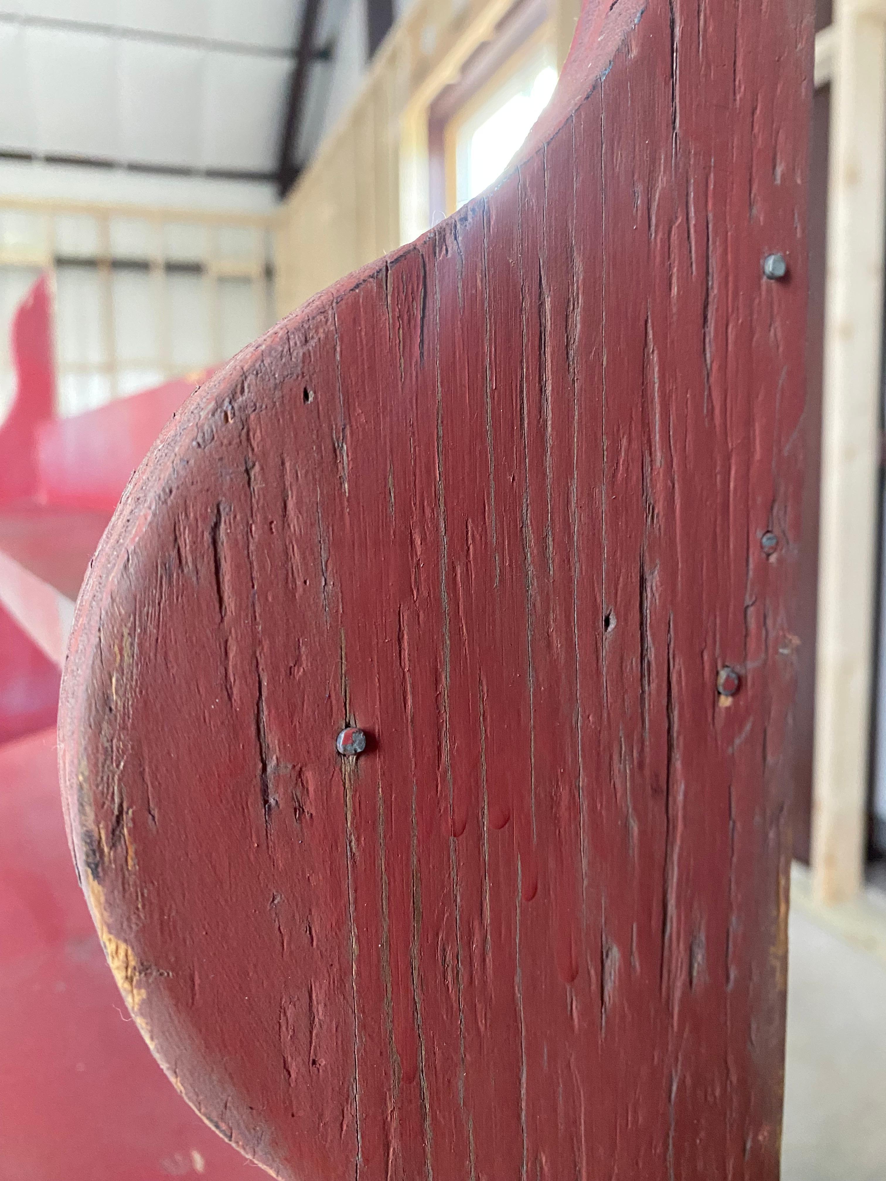 Estantería de pared escultórica primitiva con pintura roja en venta 5