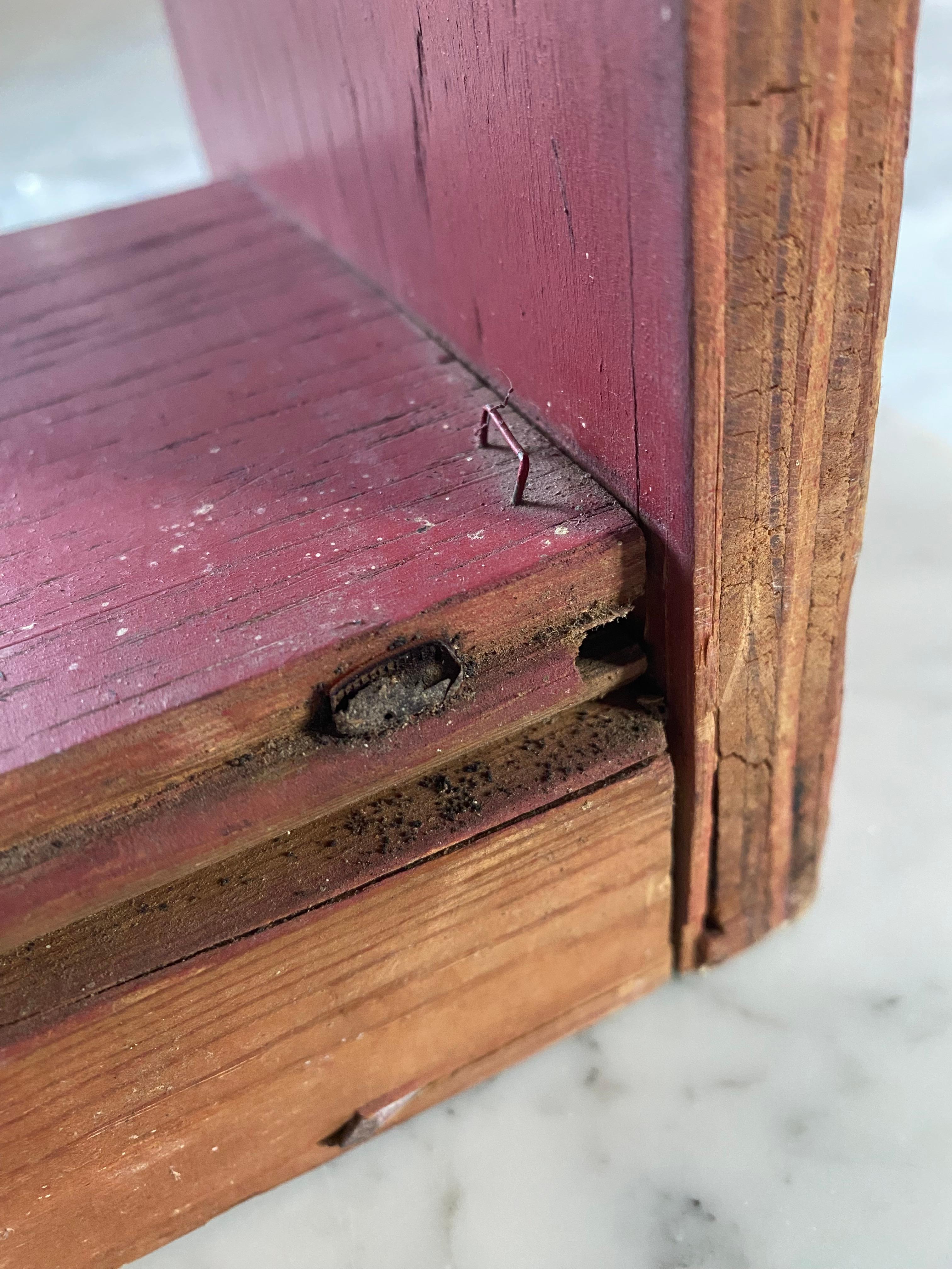Estantería de pared escultórica primitiva con pintura roja en venta 6