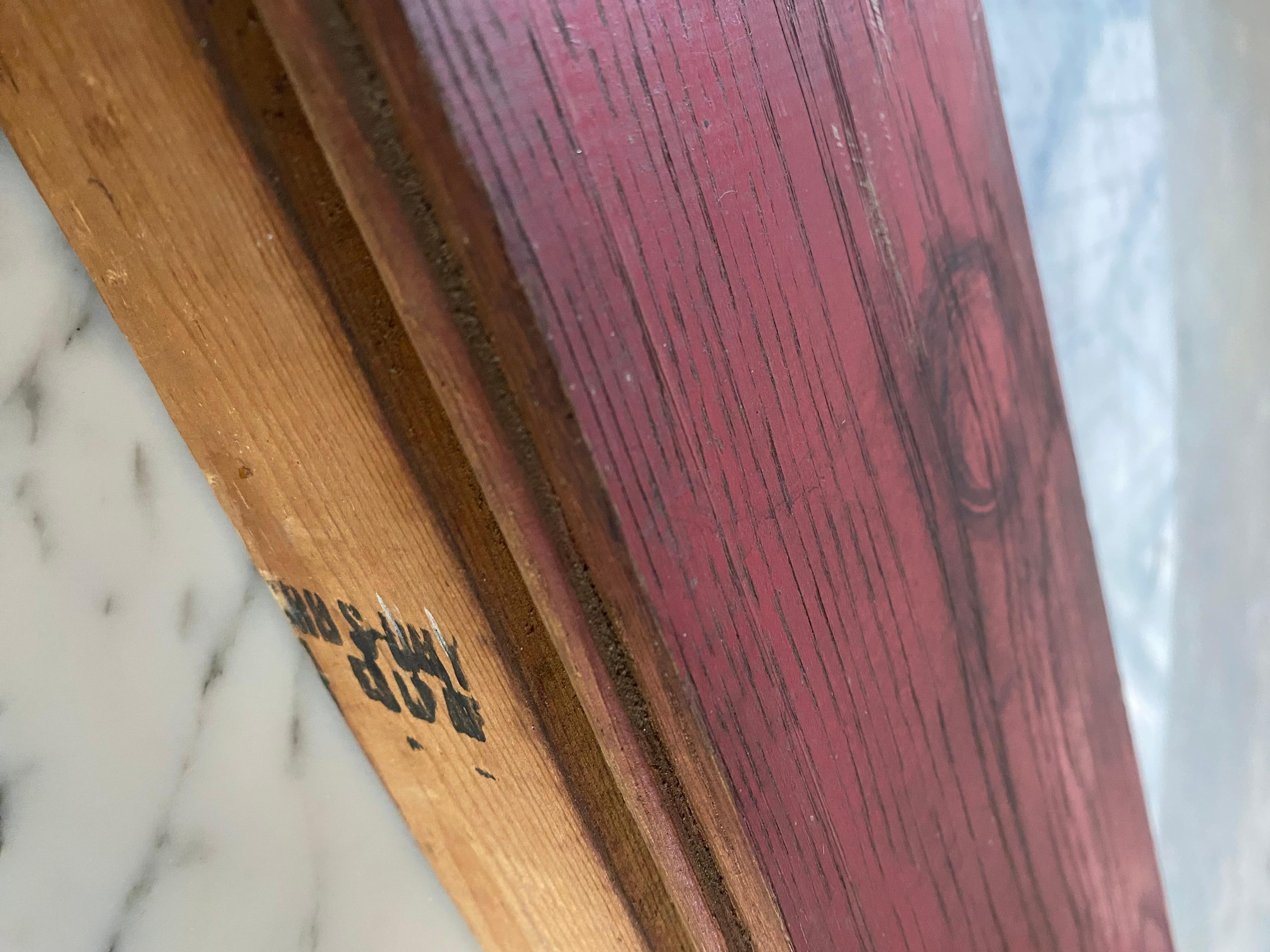 Estantería de pared escultórica primitiva con pintura roja en venta 7