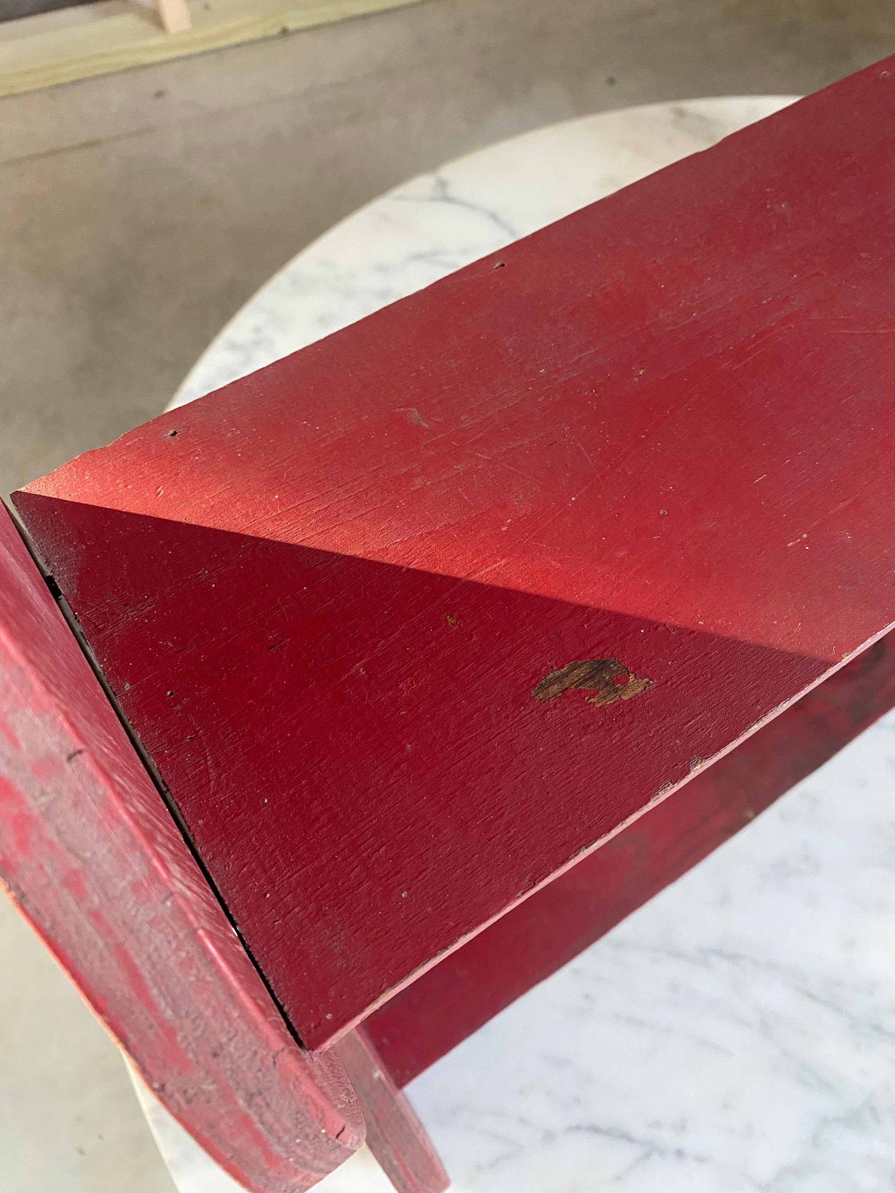 Estantería de pared escultórica primitiva con pintura roja en venta 8