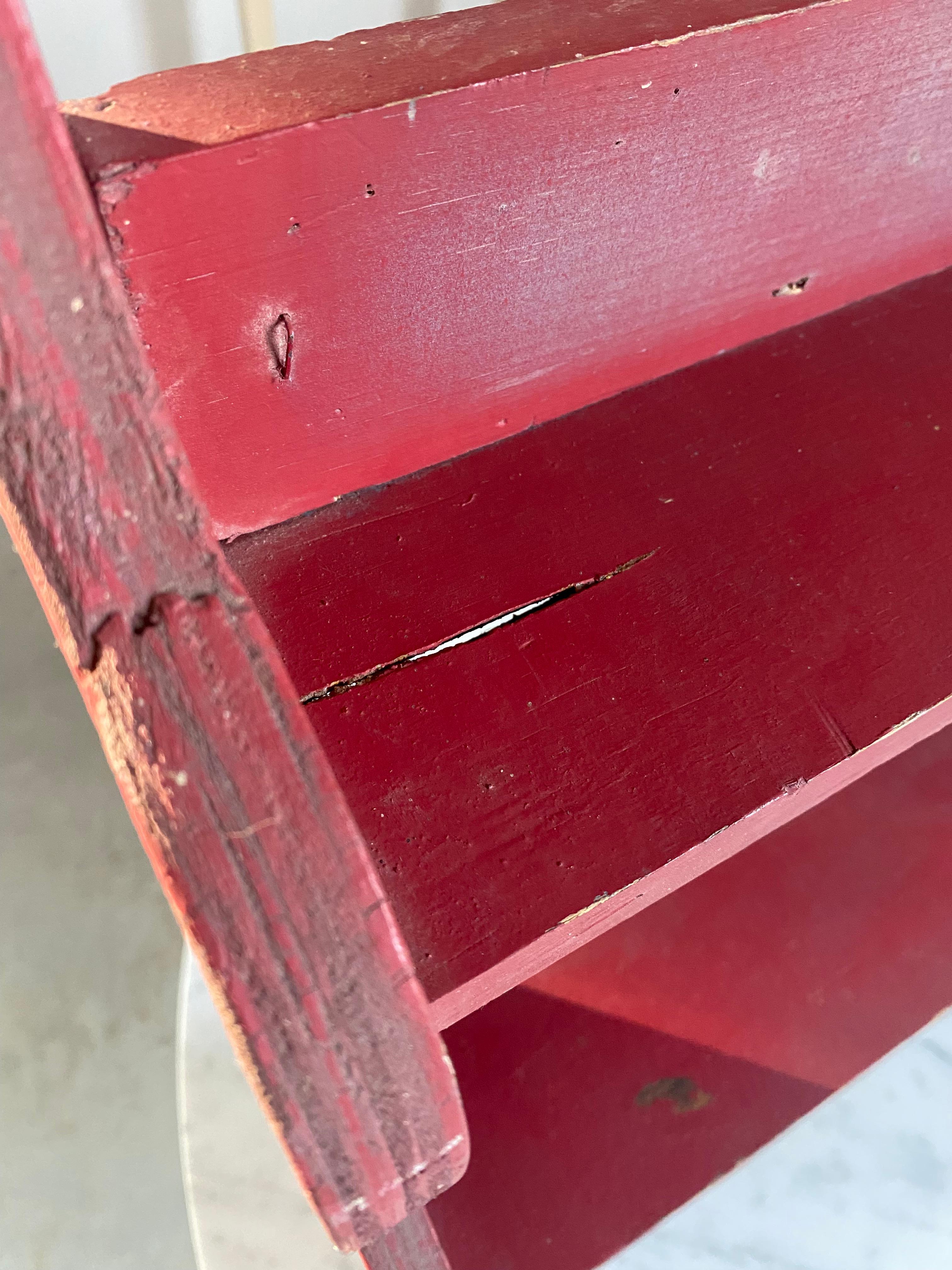 Estantería de pared escultórica primitiva con pintura roja en venta 9