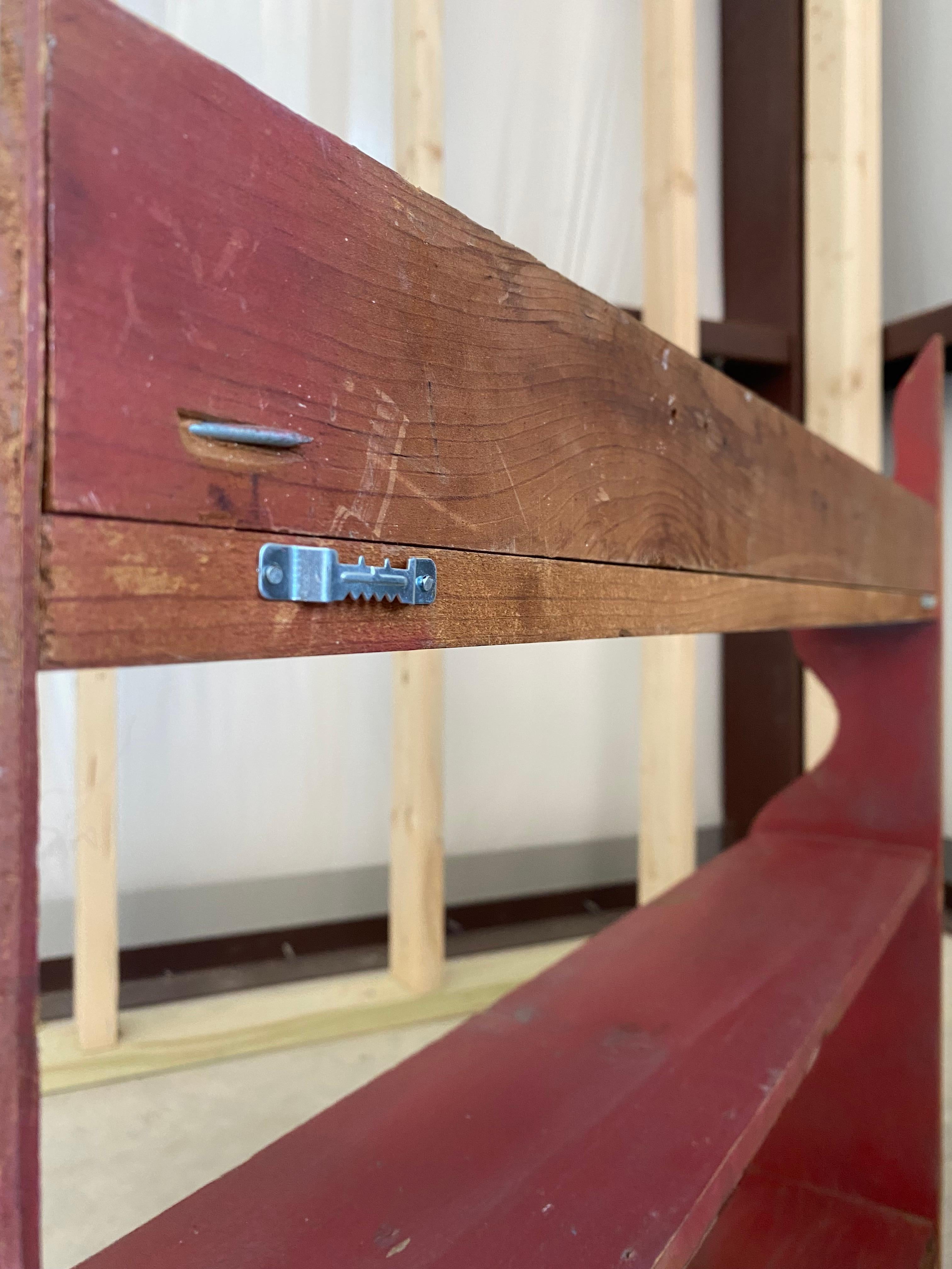 Estantería de pared escultórica primitiva con pintura roja en venta 11