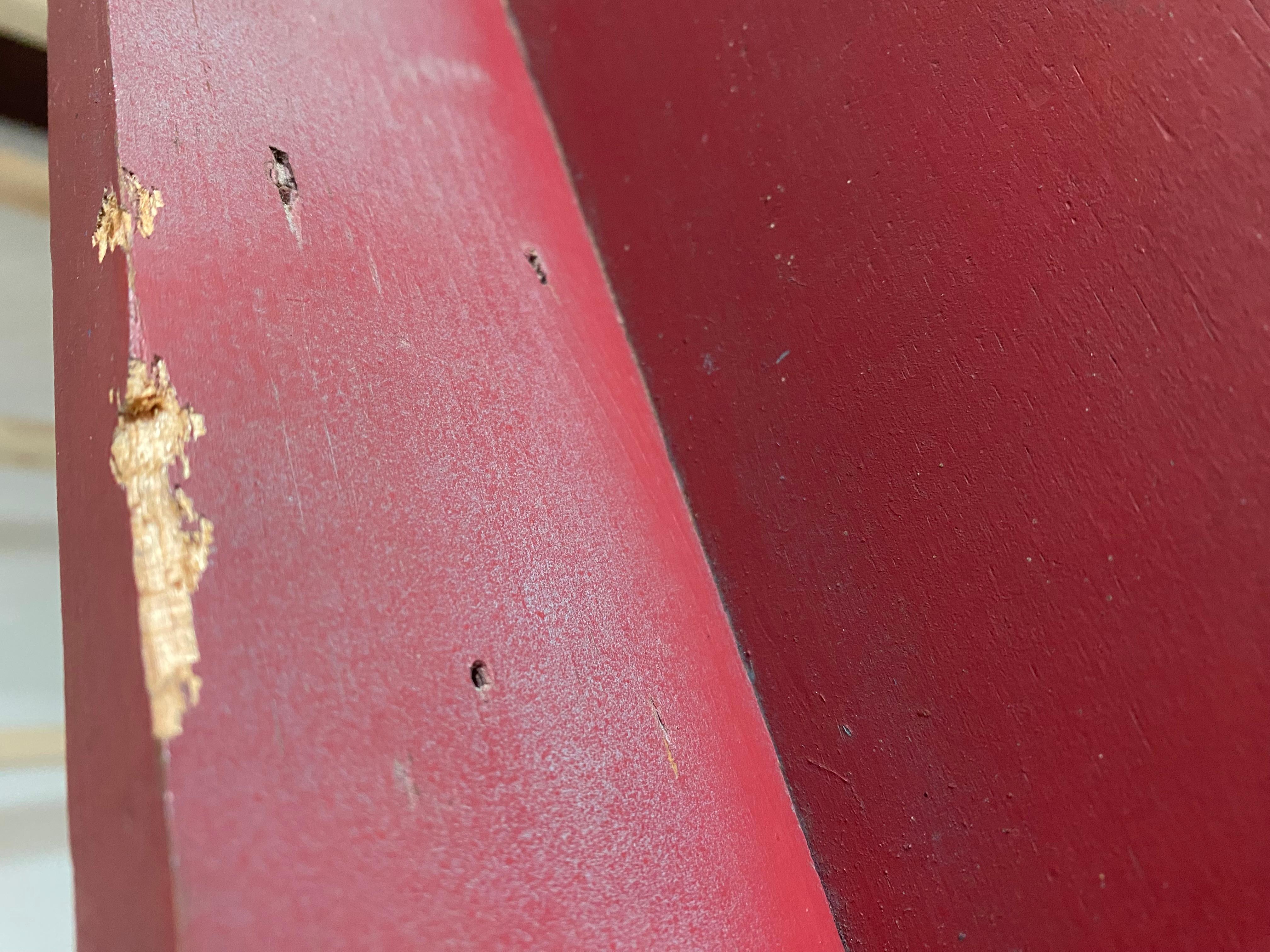Estantería de pared escultórica primitiva con pintura roja en venta 10