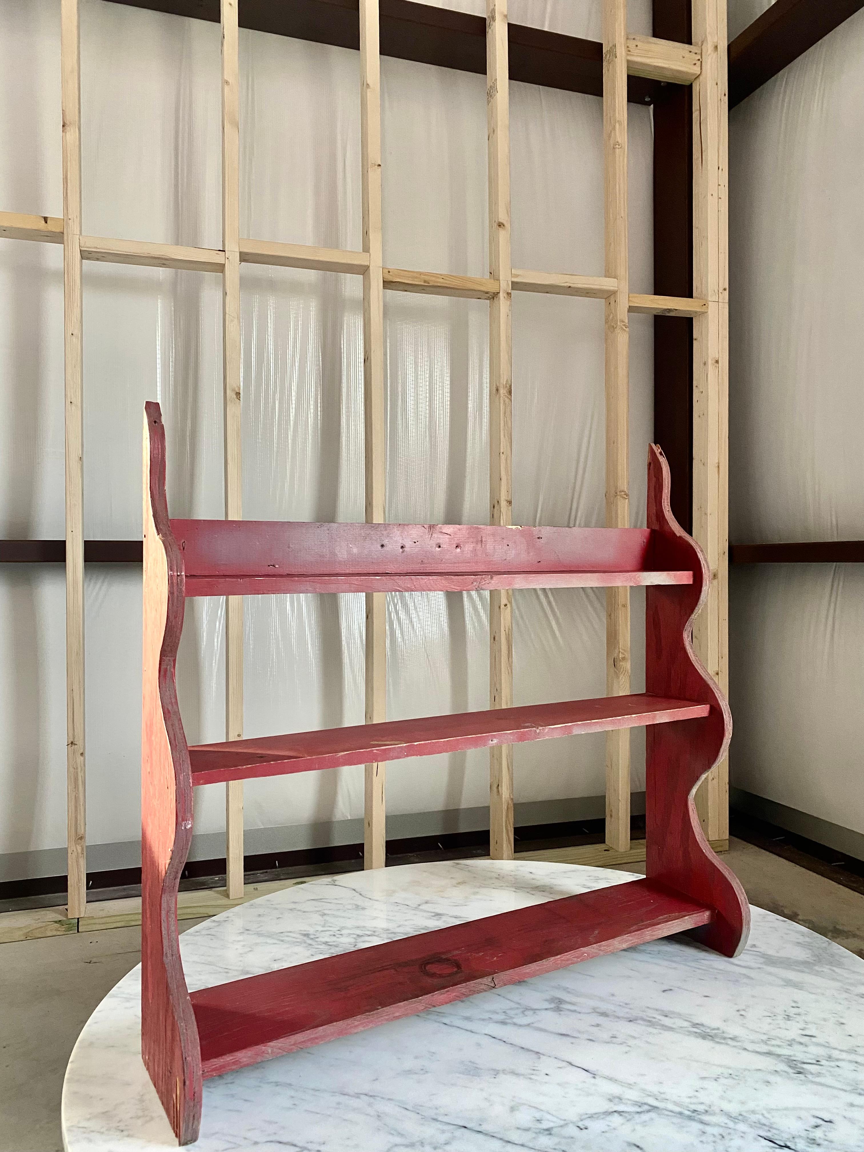 Estantería de pared escultórica primitiva con pintura roja Primitivo en venta