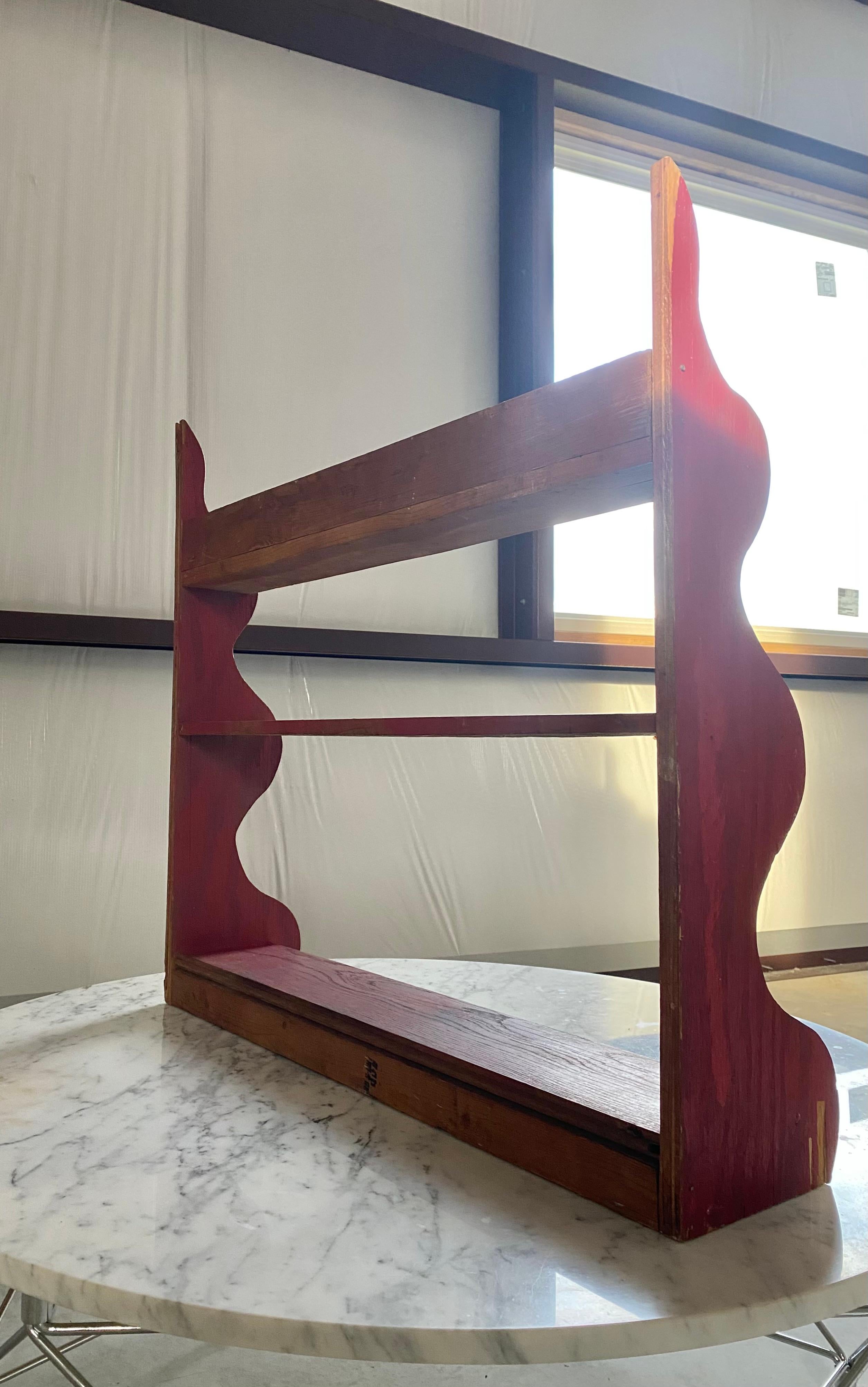 Estantería de pared escultórica primitiva con pintura roja Pintado a mano en venta