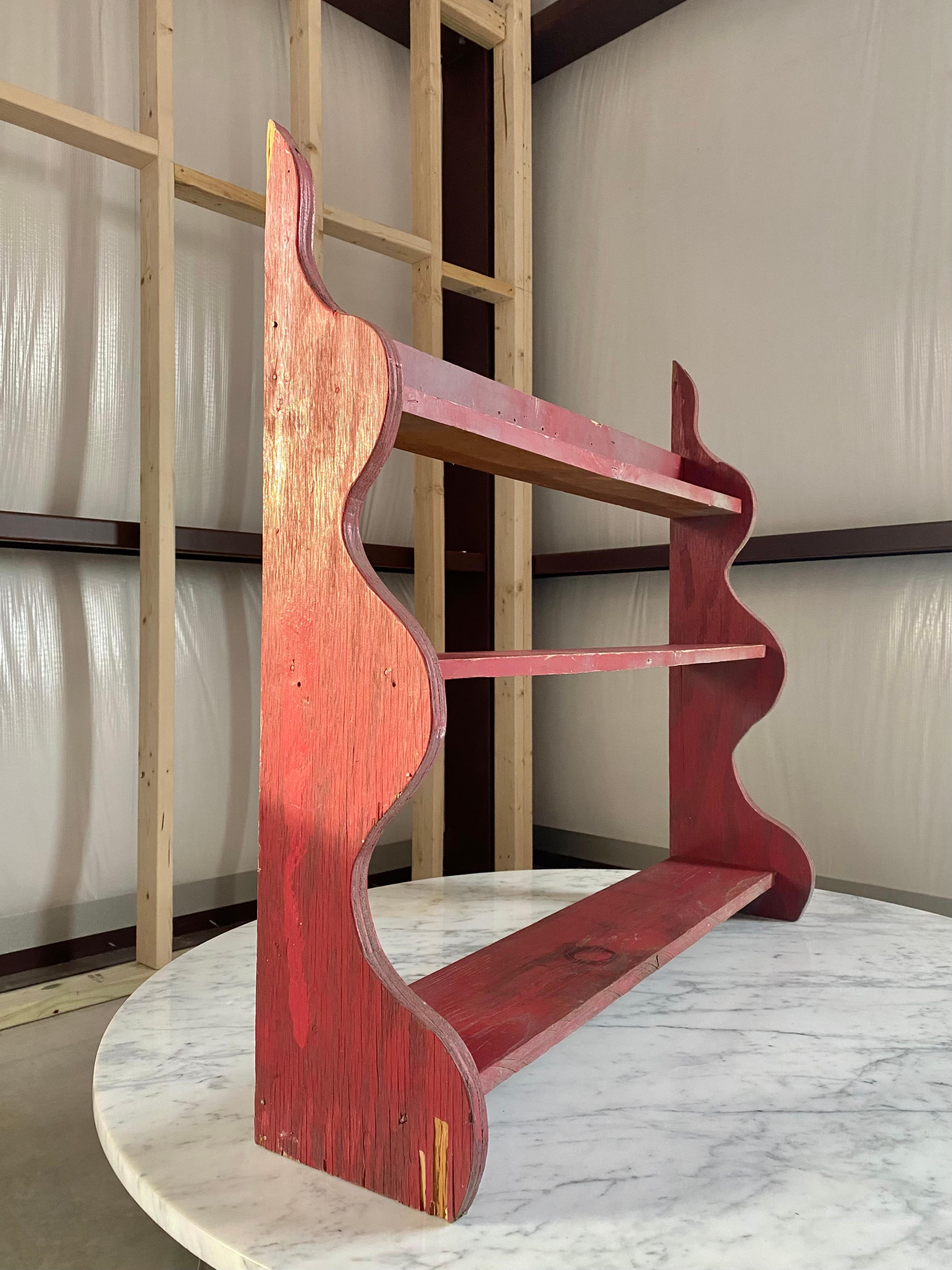 Estantería de pared escultórica primitiva con pintura roja en Bueno estado para la venta en Round Top, TX