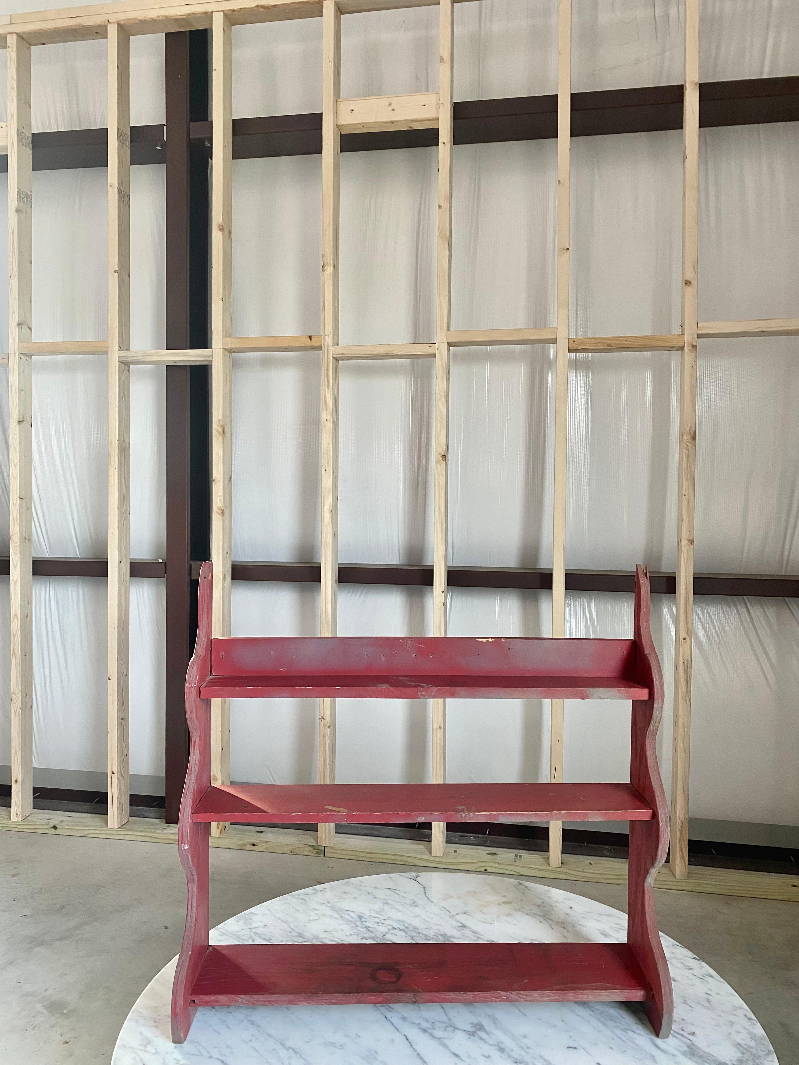 Estantería de pared escultórica primitiva con pintura roja siglo XX en venta