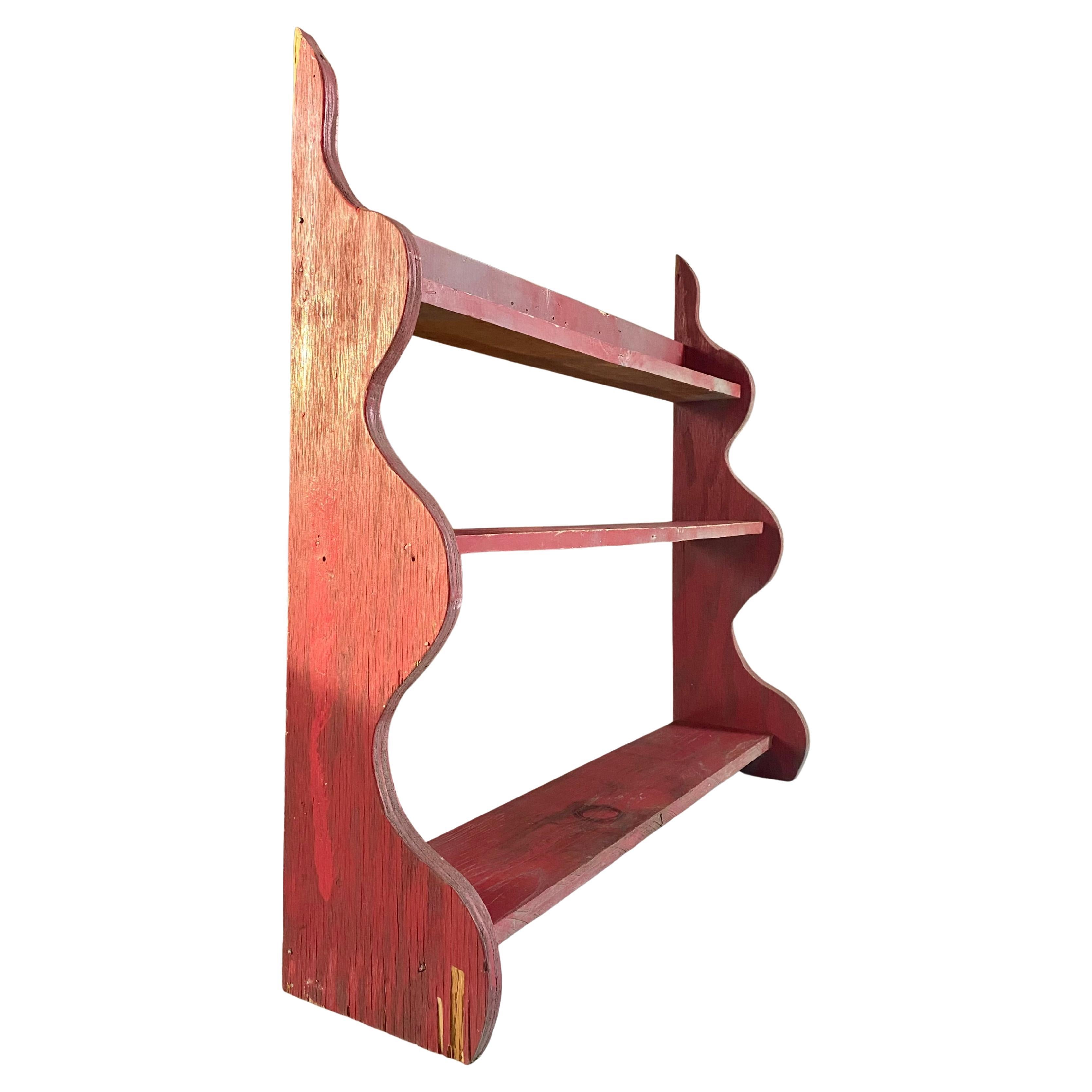 Estantería de pared escultórica primitiva con pintura roja en venta