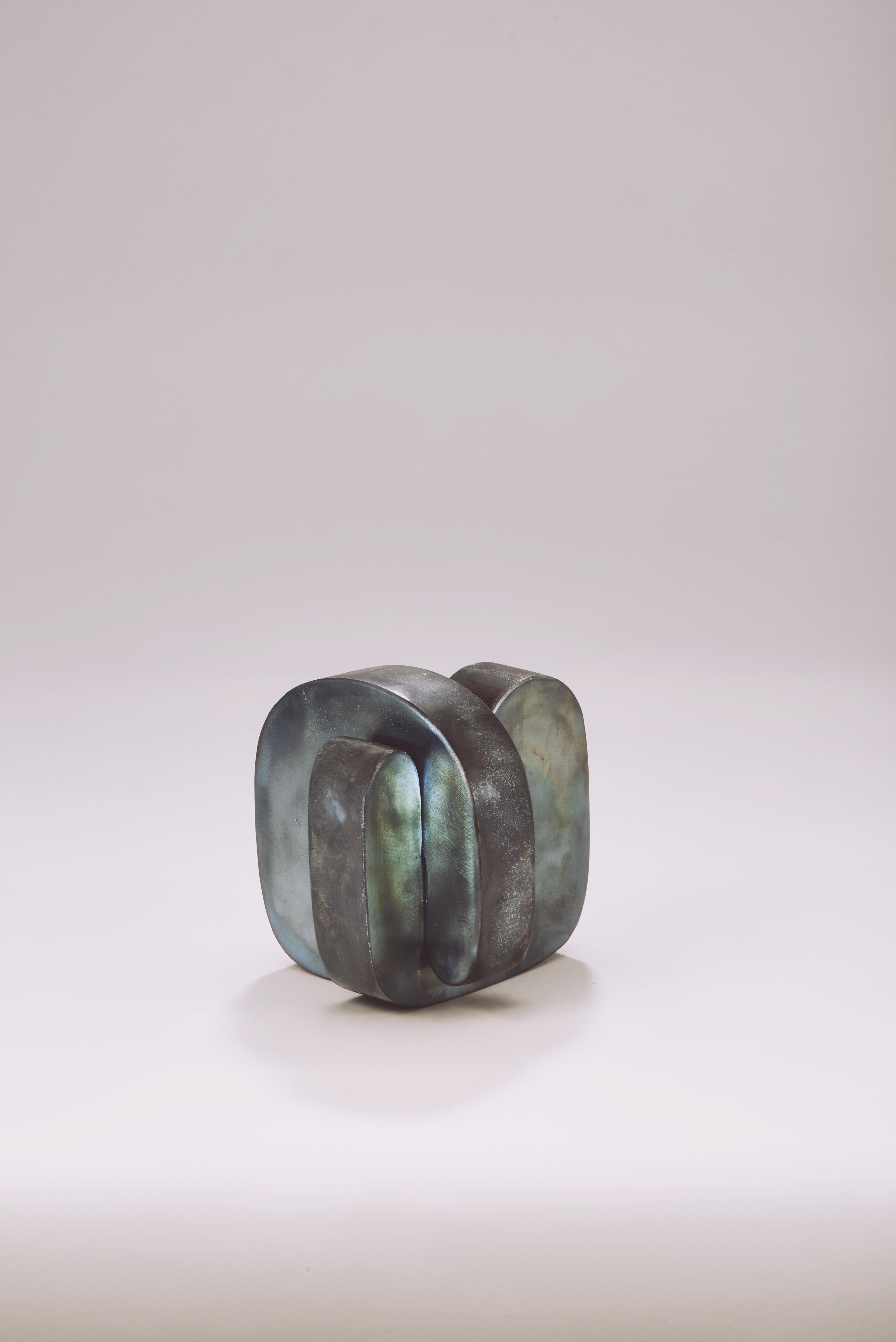 Sculpture primitive de Rampinelli Edizioni
Conçu par Mario Scairato
Dimensions : D 12,5 x L 12,5 x H 13 cm.
Matériaux : Métal.

MARIO SCAIRATO
Primitive est un projet de recherche sur les formes de base, inscrites dans des carrés de 12x12 cm,