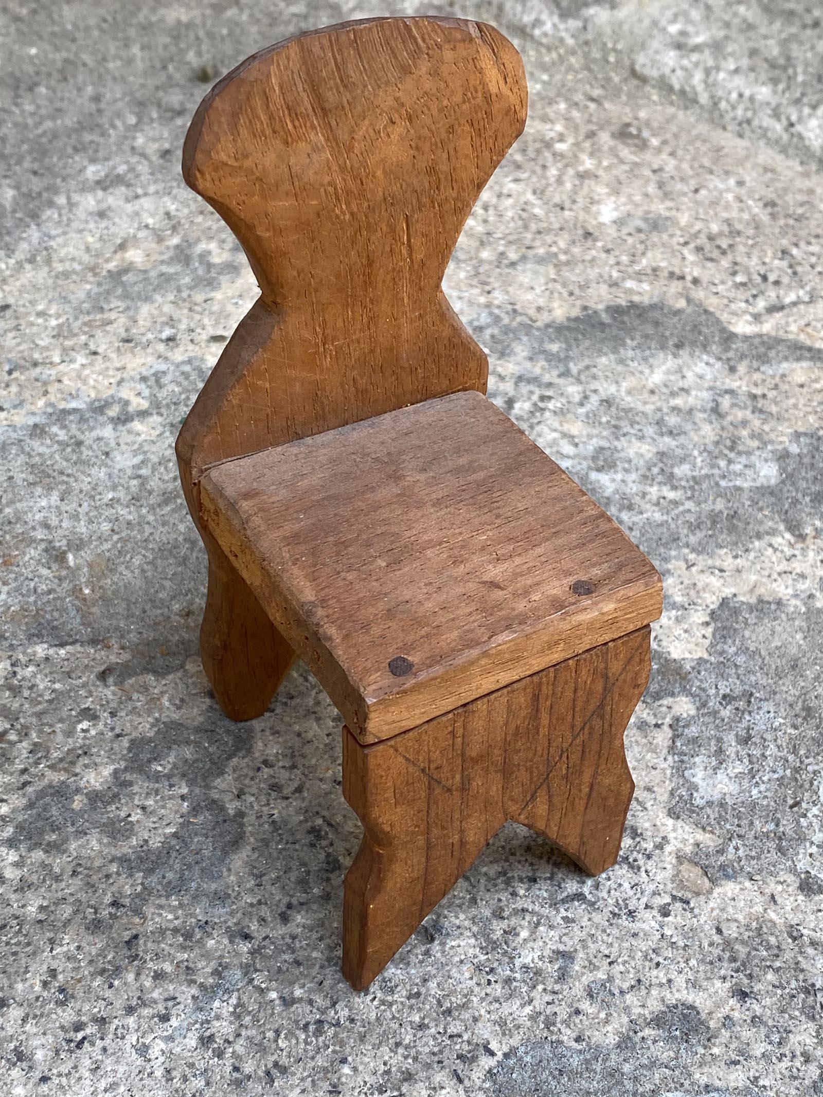 Primitif Petit Coloni espagnol sur chaise en vente 3