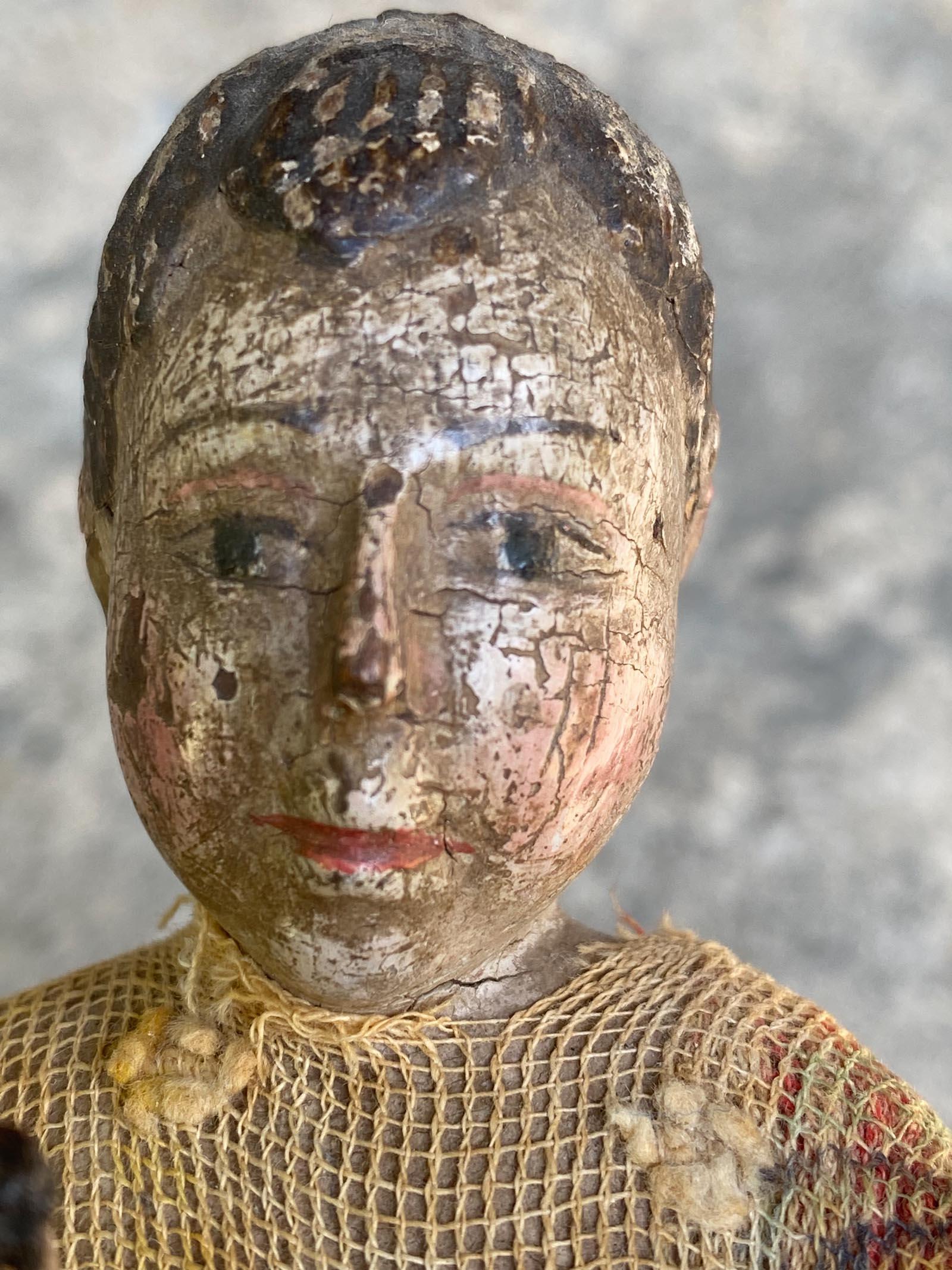 Petit Coloni rustique en bois sur chaise (plus tard). 
Contrairement aux sculptures religieuses plus raffinées et 