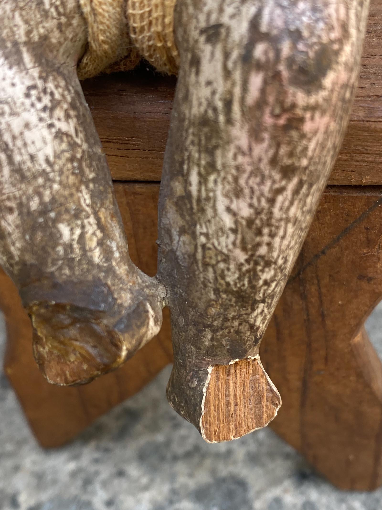 Primitif Petit Coloni espagnol sur chaise en vente 1
