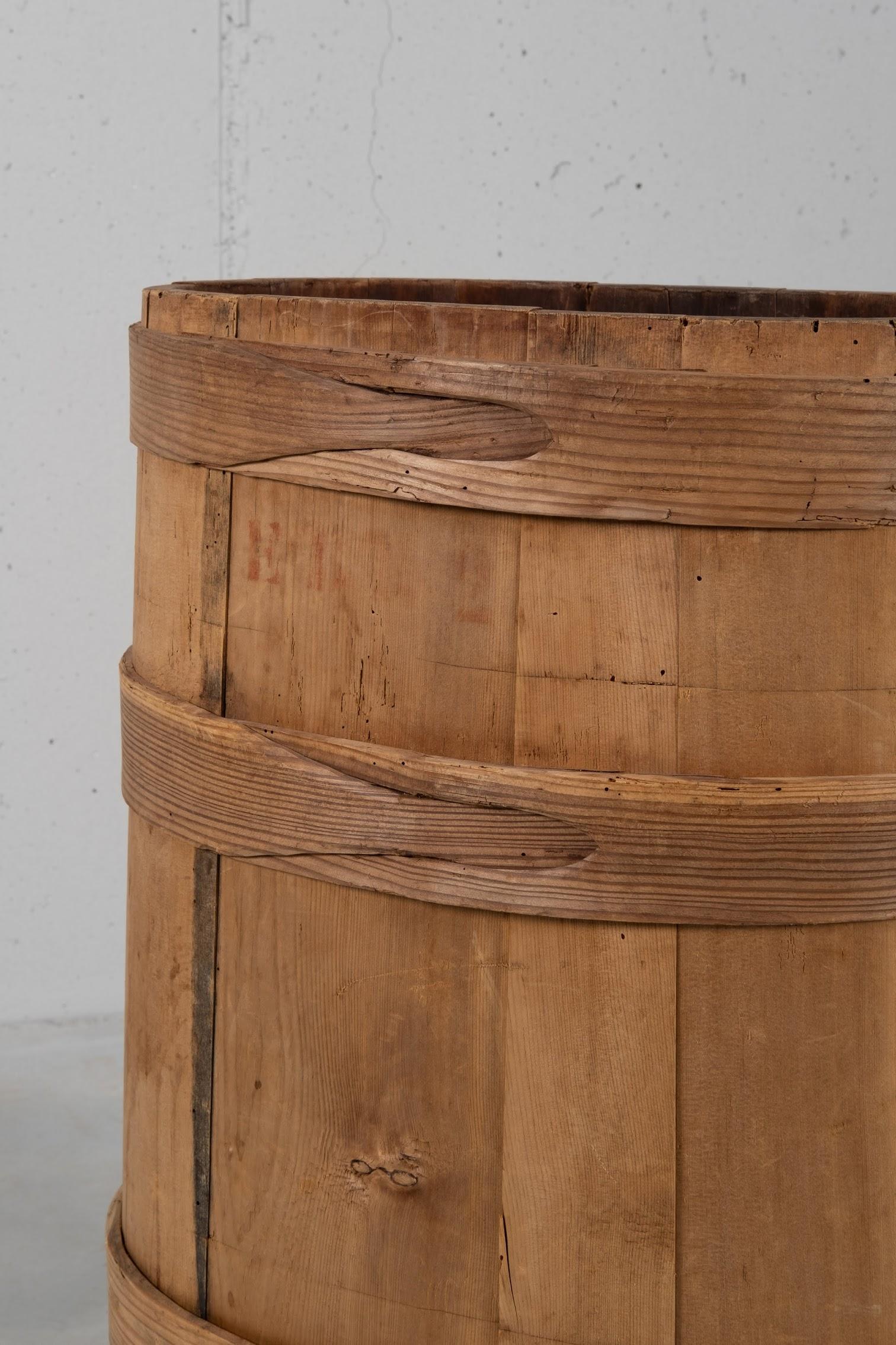Primitive Solid Spruce Bucket, Italy, circa 1800 In Excellent Condition For Sale In New York, NY