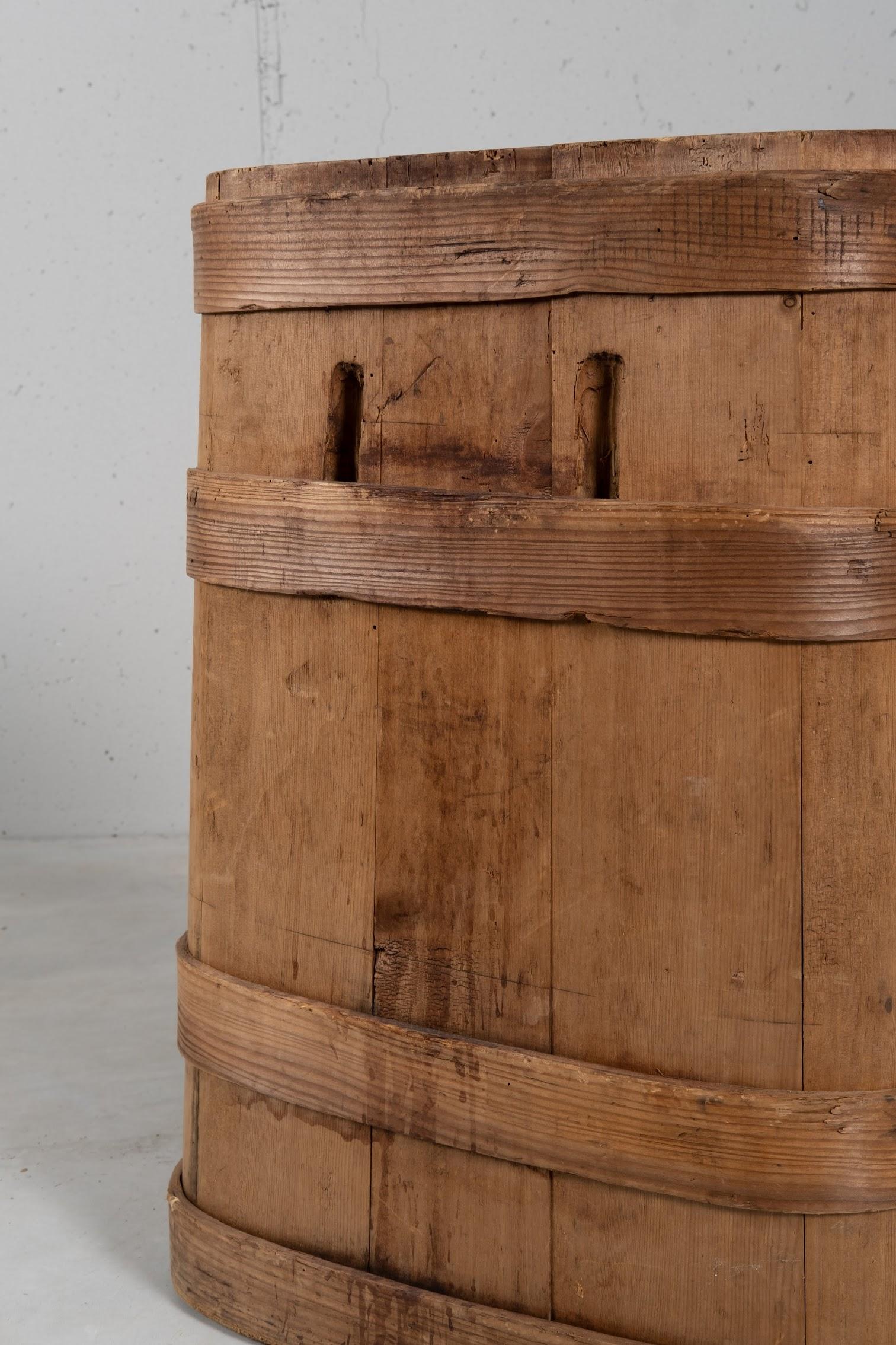 Primitive Solid Spruce Bucket, Italy, circa 1800 For Sale 4