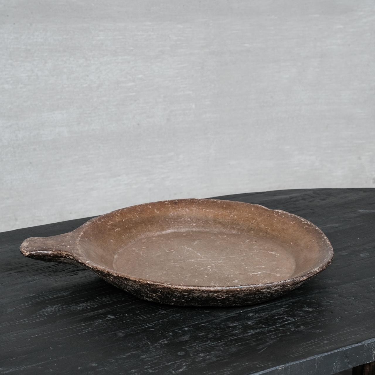 Una bandeja de piedra XL. 

Nepal, hacia 1930. 

Ideal para aportar carácter wabi-sabi a un ambiente moderno o antiguo, además de ser funcional. 

Ref. interna: 24/04/24/028.

Localización: Galería de Bélgica.

Dimensiones: 72 An x 60 Pr x 8 Al en