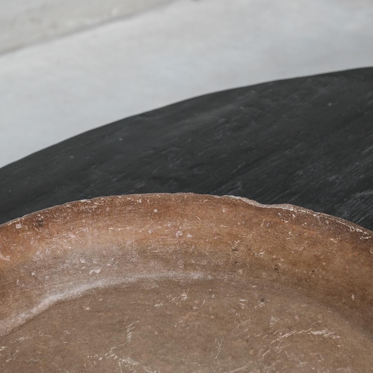 Plato nepalí de piedra primitiva mediados del siglo XX en venta