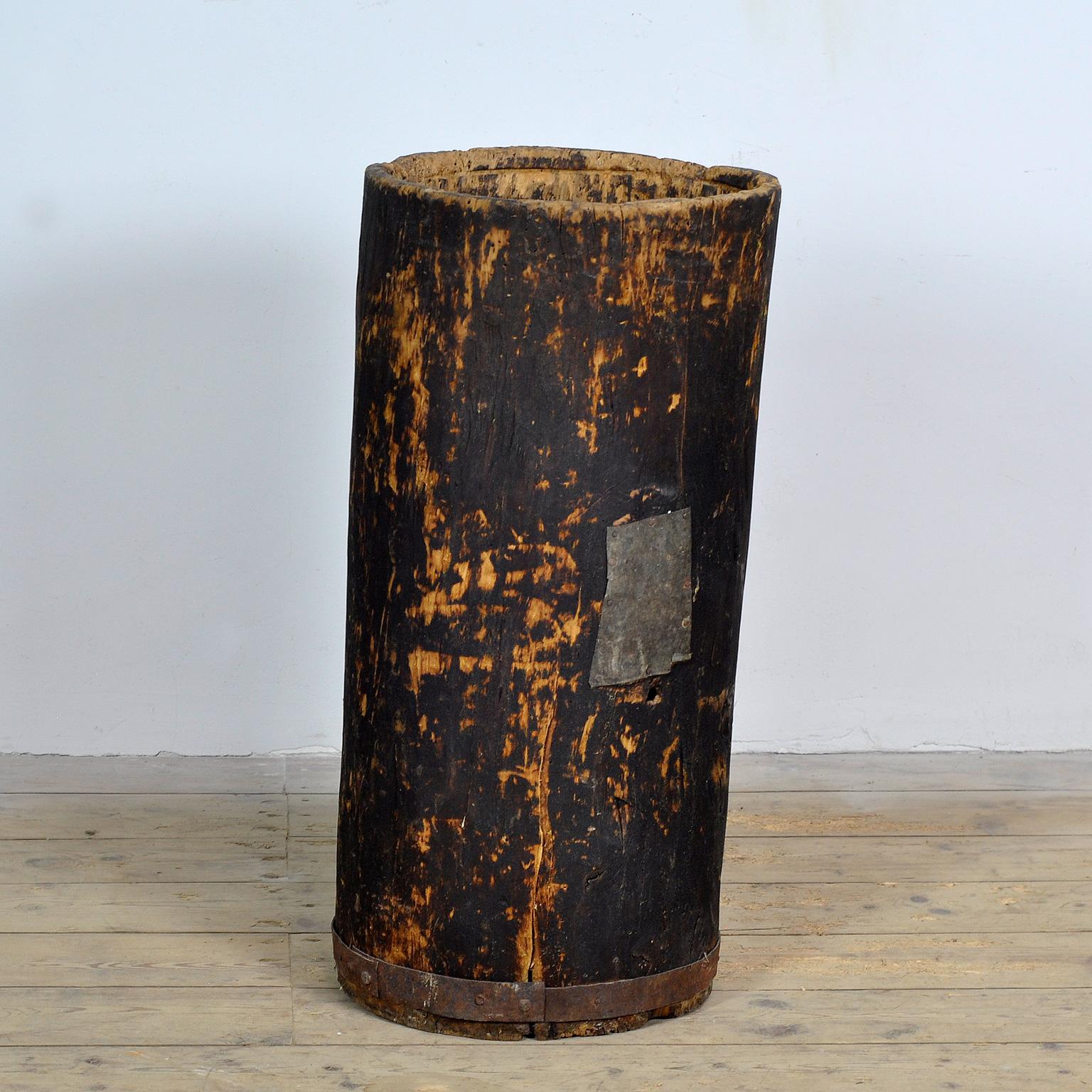 Primitives Lagerfass aus einem Karpatenbaumstamm, das zur Lagerung von Getreide etc.etc. verwendet wurde. Der Baumstamm wird von Hand ausgehöhlt. Ein schönes Objekt, das sich als großer Pflanzkübel eignet. Hergestellt aus Hartholz und mit einem