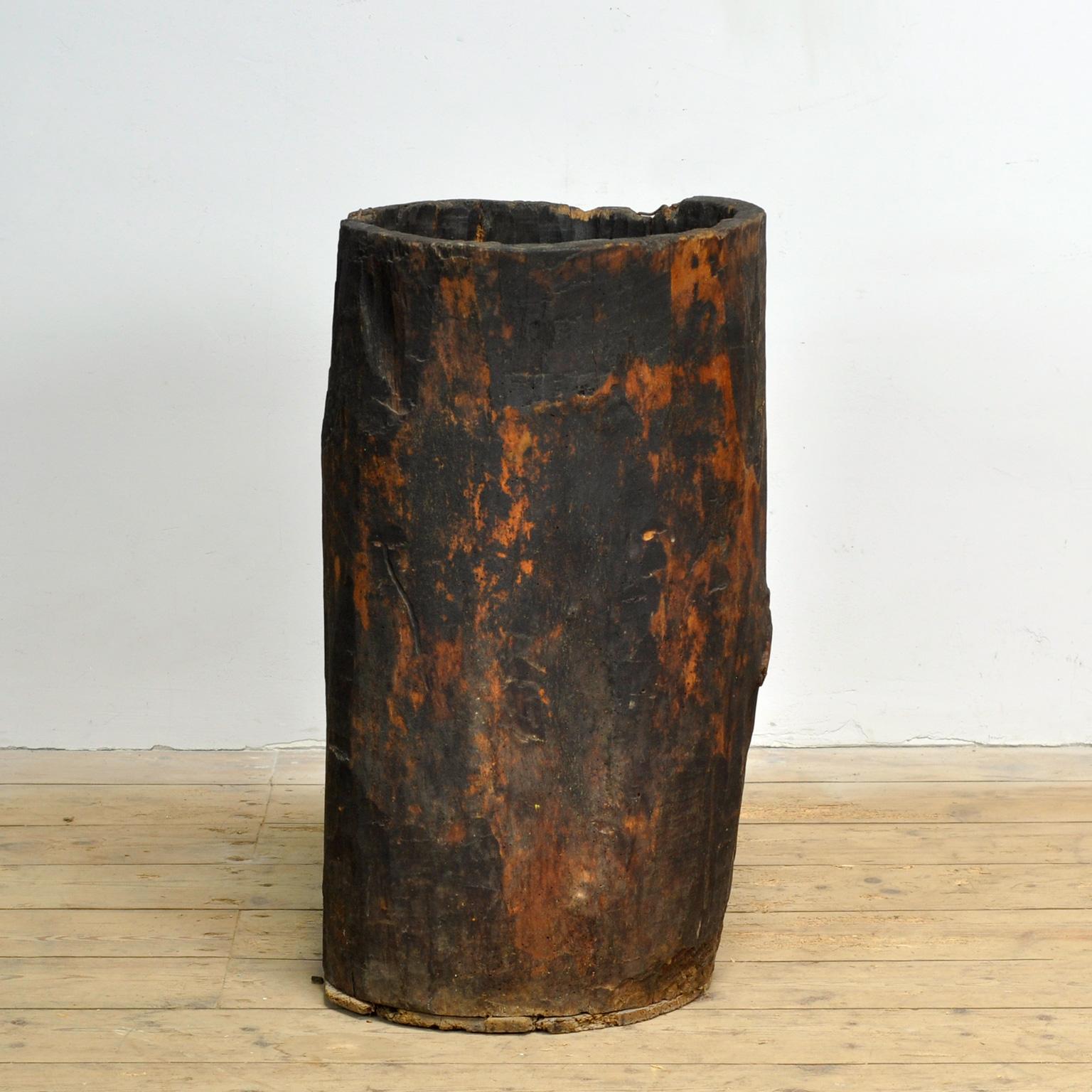 Primitives Lagerfass aus einem Karpatenbaumstamm, das zur Lagerung von Getreide etc.etc. verwendet wurde. Der Baumstamm wird von Hand ausgehöhlt. Ein schönes Objekt, das sich als großer Pflanzkübel eignet. Hergestellt aus Hartholz. Um 1900.